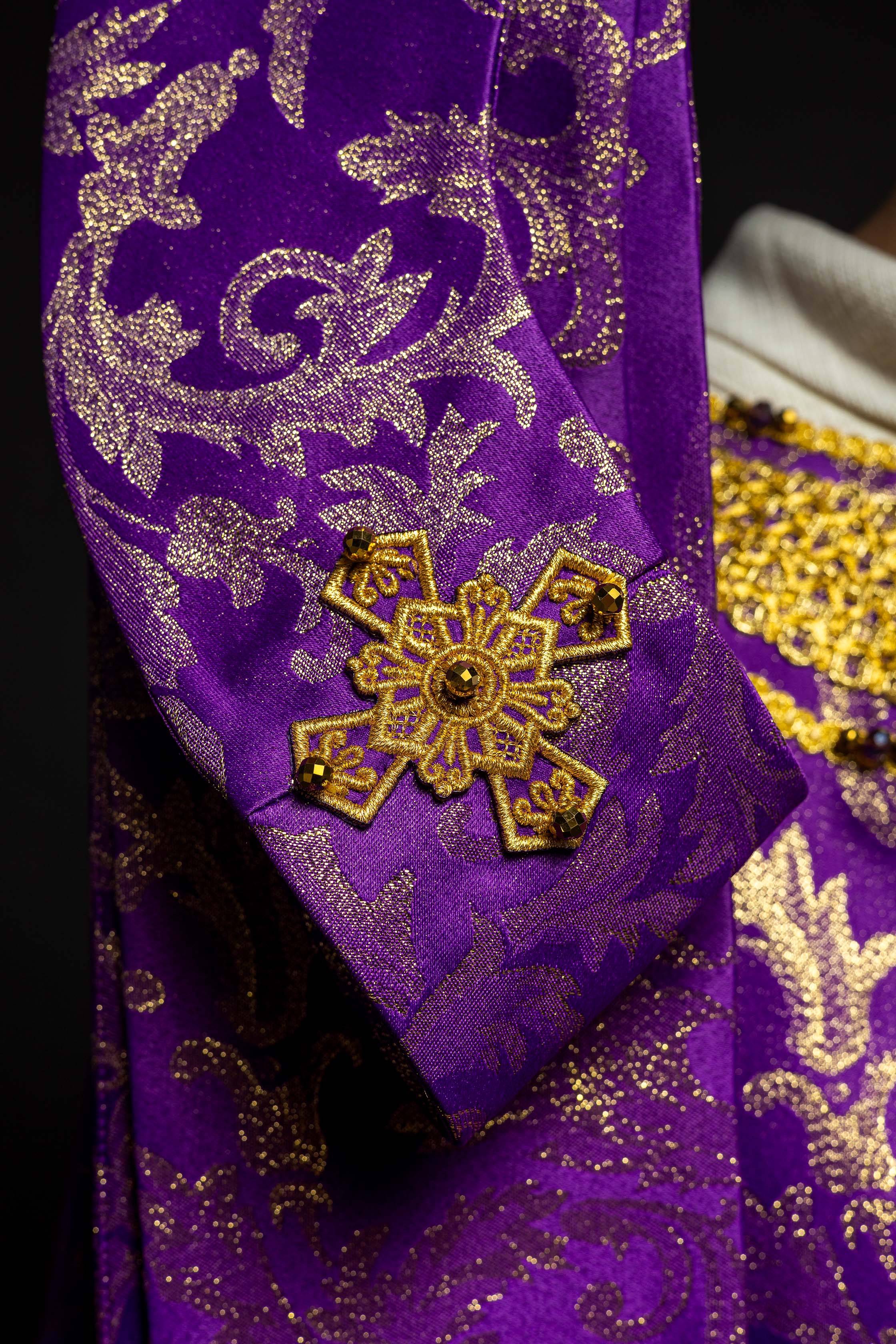 Ręcznie wykonany ornat z naturalnymi kamieniami Handmade 7010 Fioletowy - ORNATY.PL