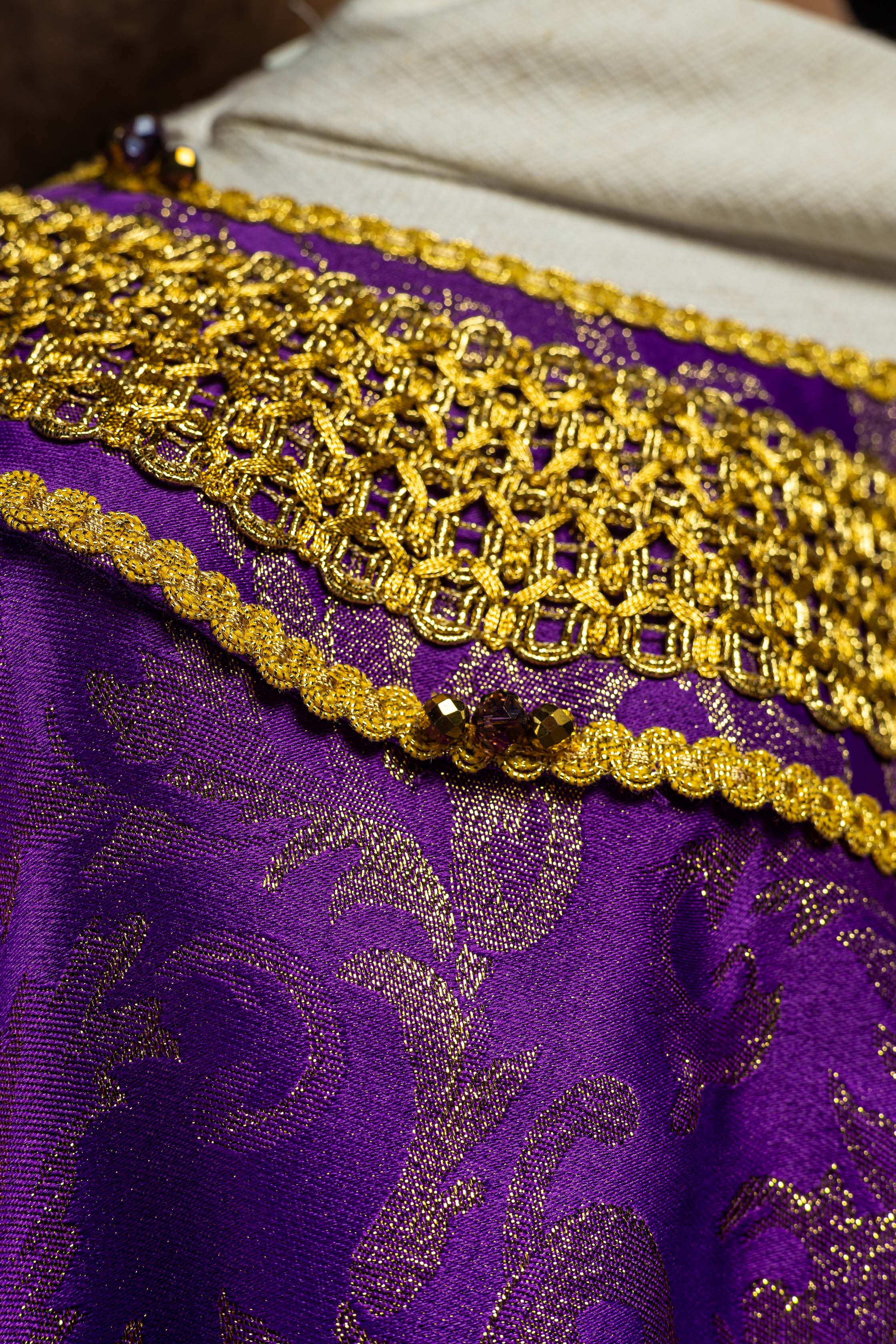 Ręcznie wykonany ornat z naturalnymi kamieniami Handmade 7010 Fioletowy - ORNATY.PL