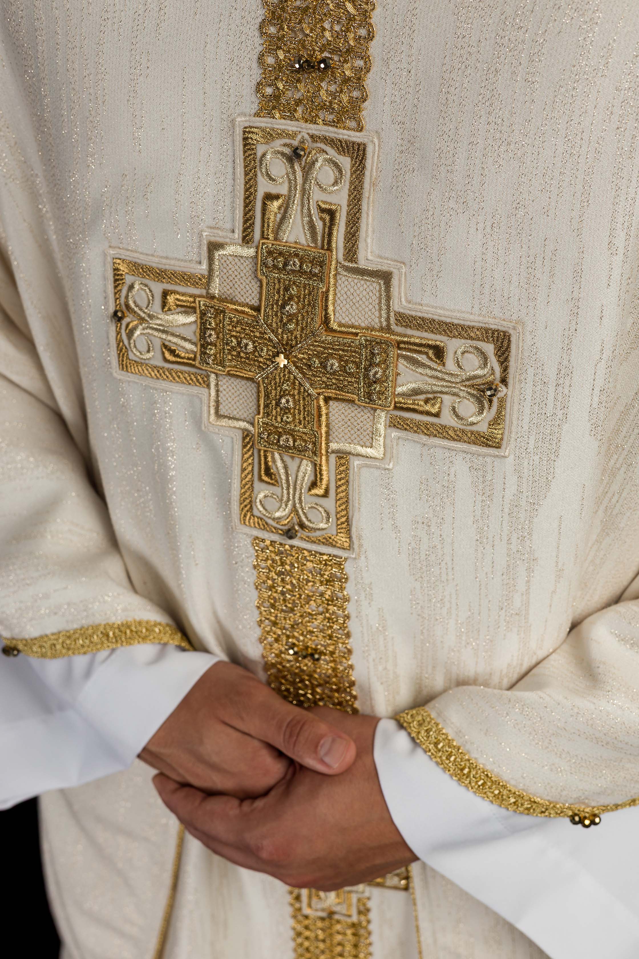 Casulla hecha a mano con piedras naturales Handmade 7015 color ecru