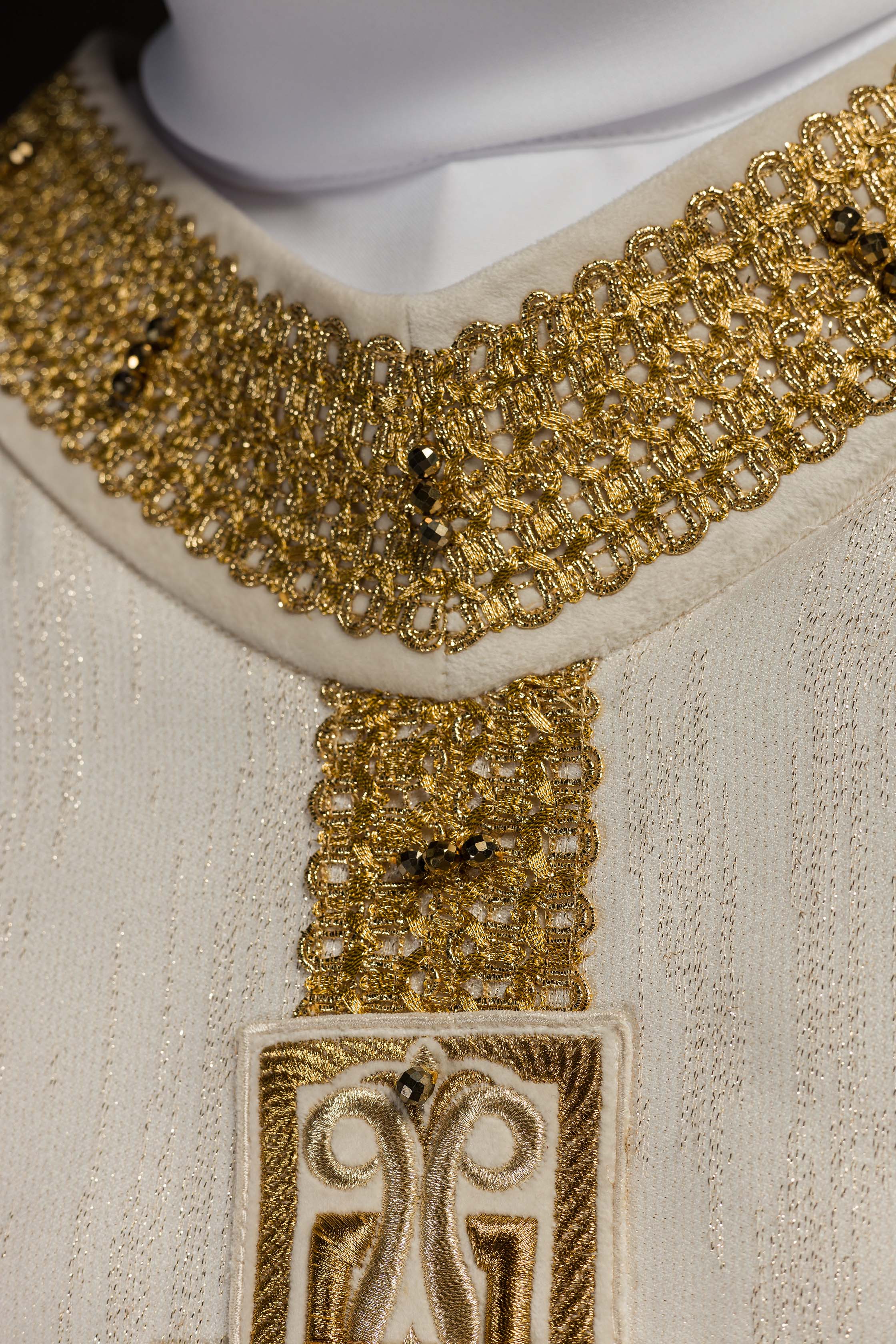 Casulla hecha a mano con piedras naturales Handmade 7015 color ecru