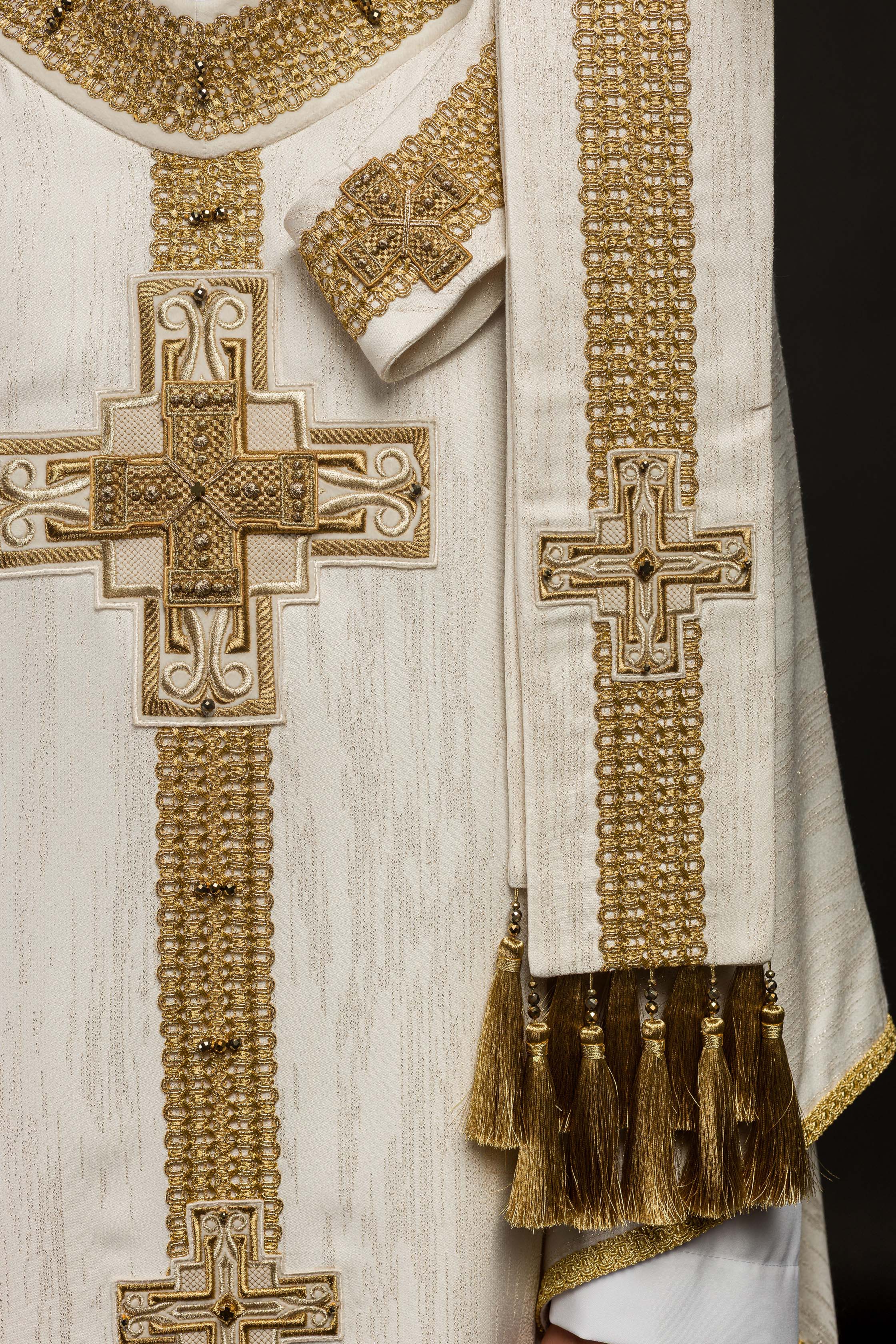 Casulla hecha a mano con piedras naturales Handmade 7015 color ecru