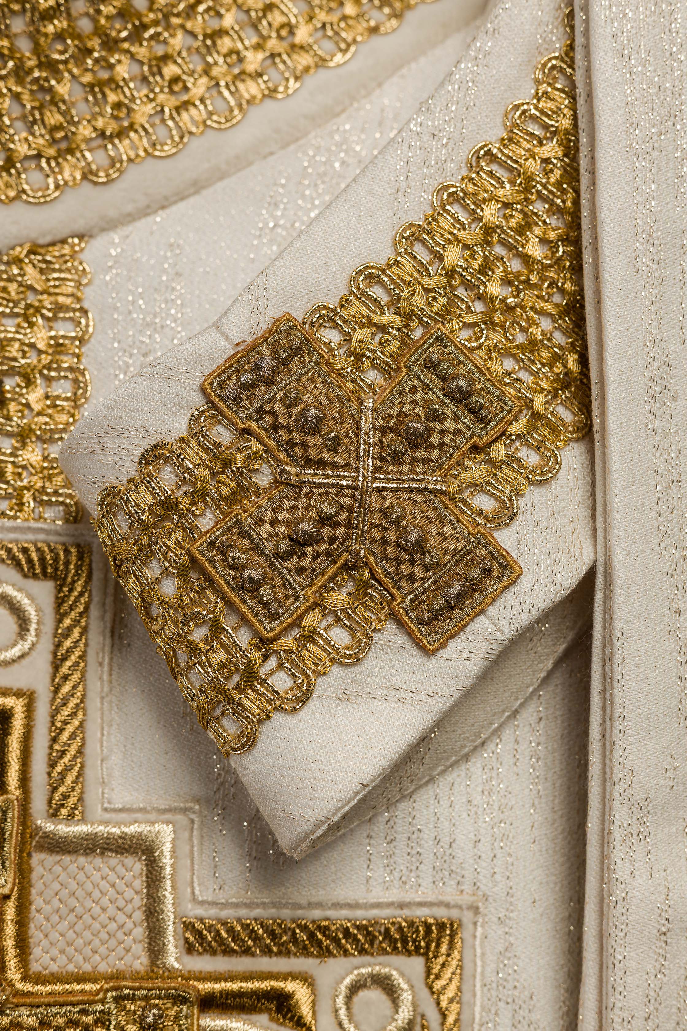 Casulla hecha a mano con piedras naturales Handmade 7015 color ecru