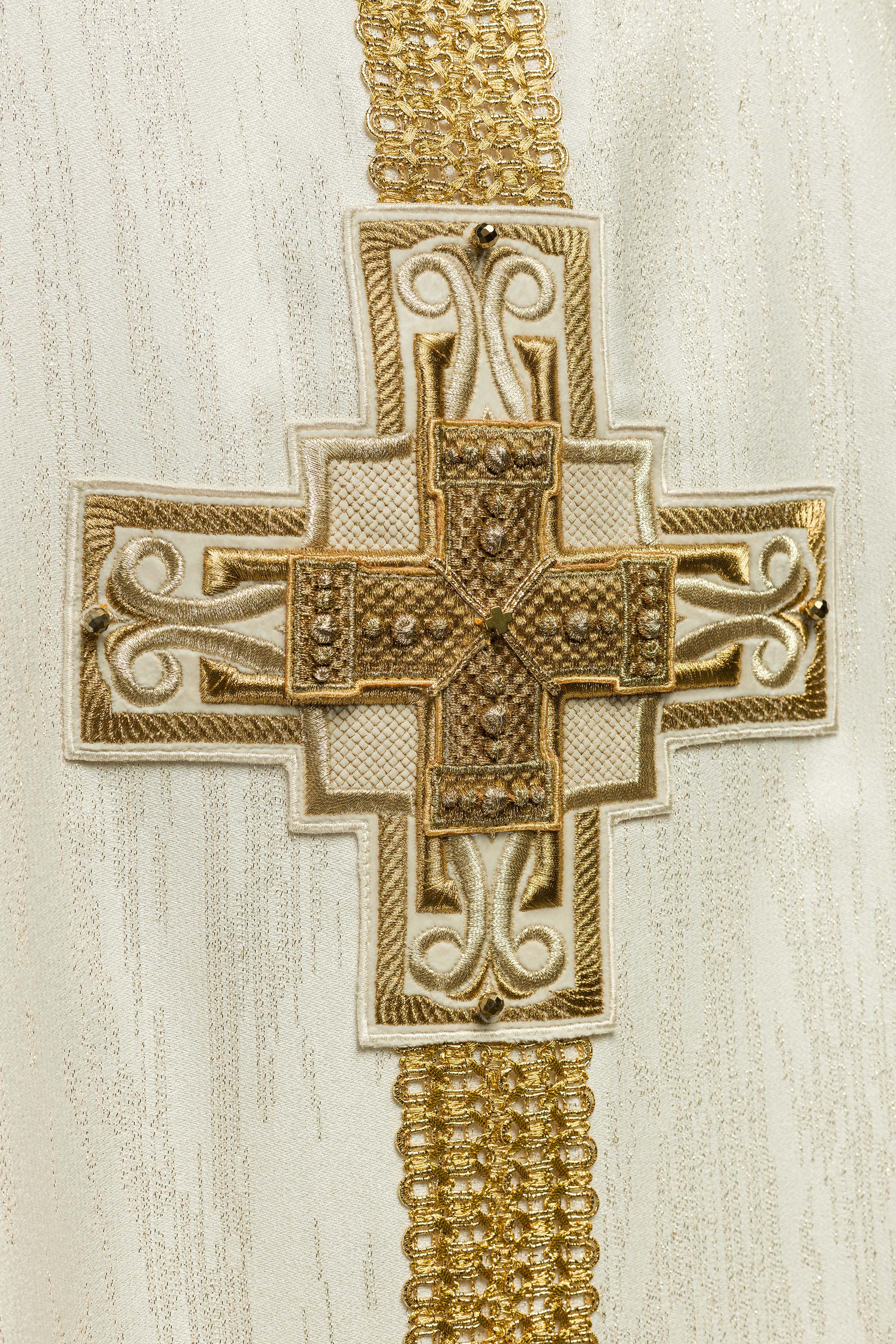 Casulla hecha a mano con piedras naturales Handmade 7015 color ecru