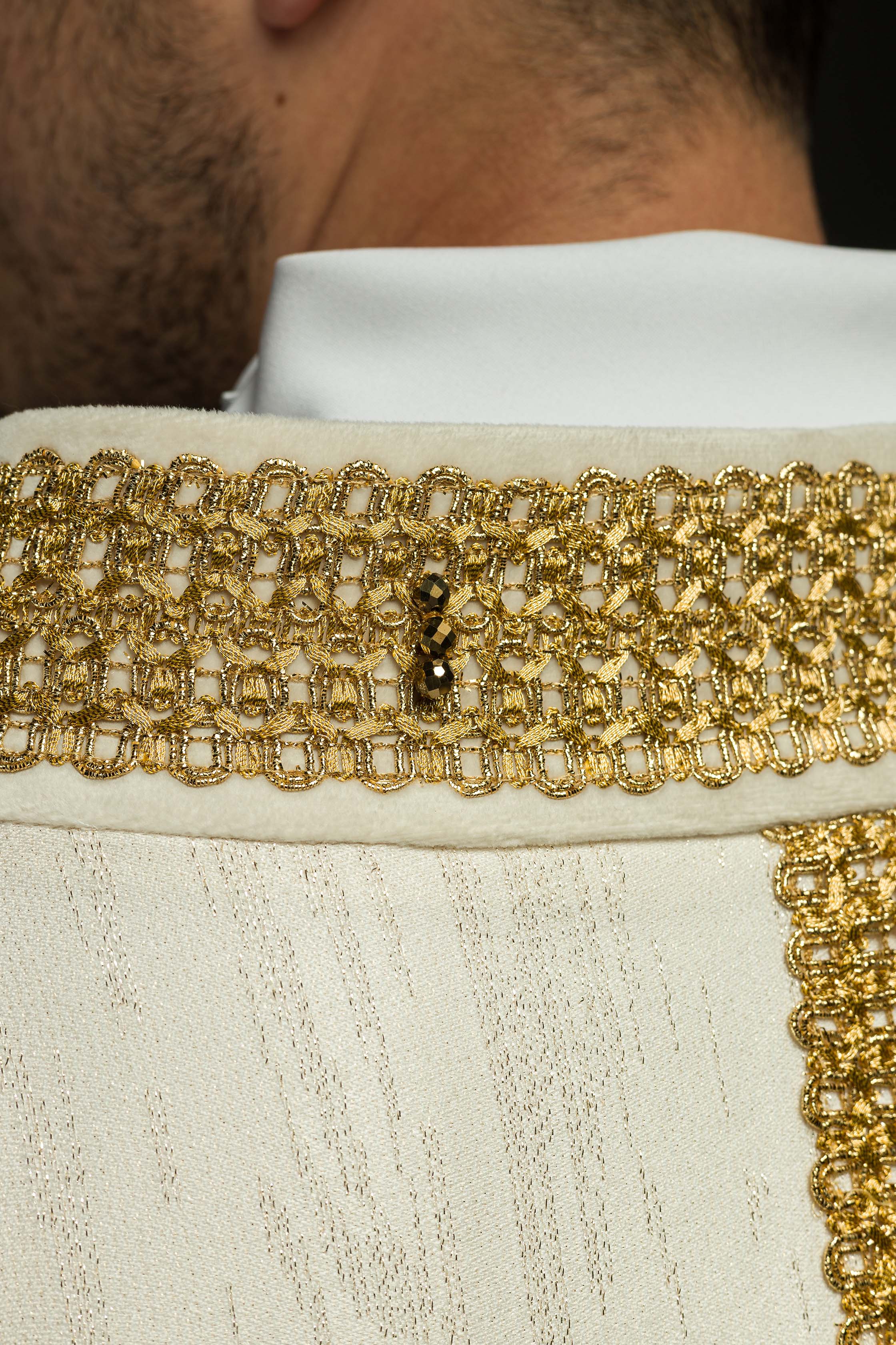 Casulla hecha a mano con piedras naturales Handmade 7015 color ecru