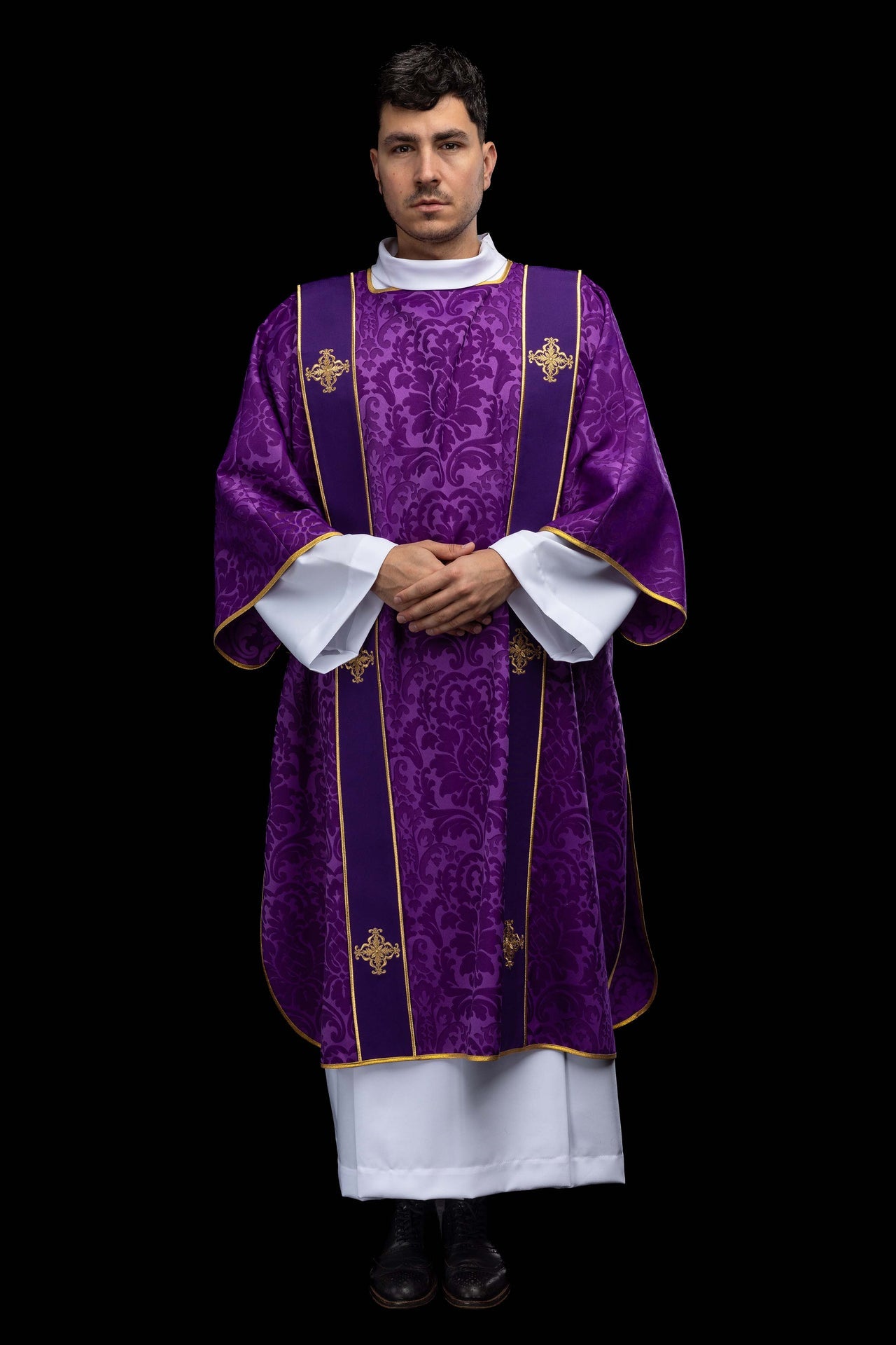 Dalmática morada de jacquard con bandas y cruces doradas bordadas