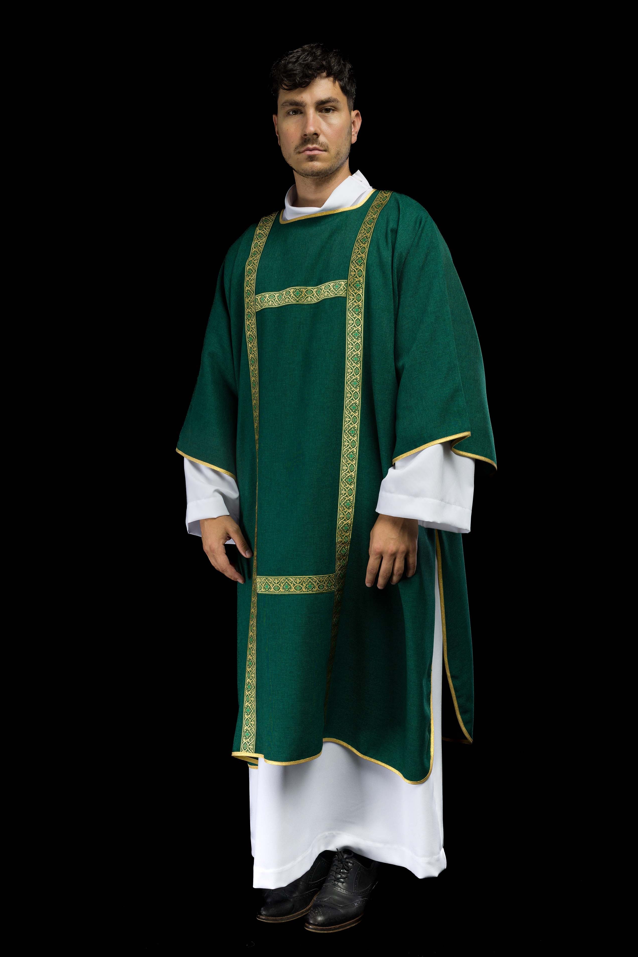 Dalmática verde decorada con cintas de jacquard doradas
