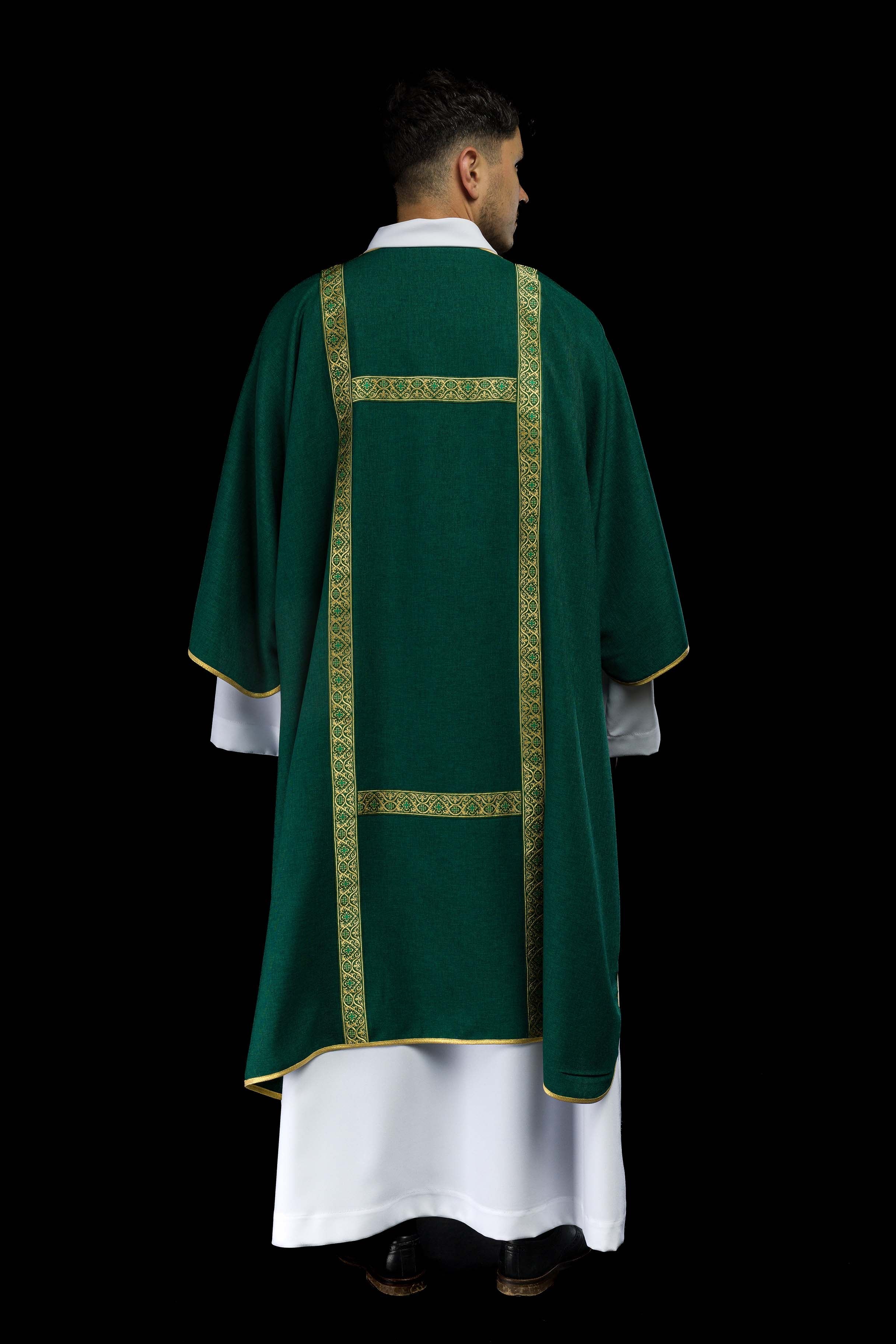 Dalmática verde decorada con cintas de jacquard doradas