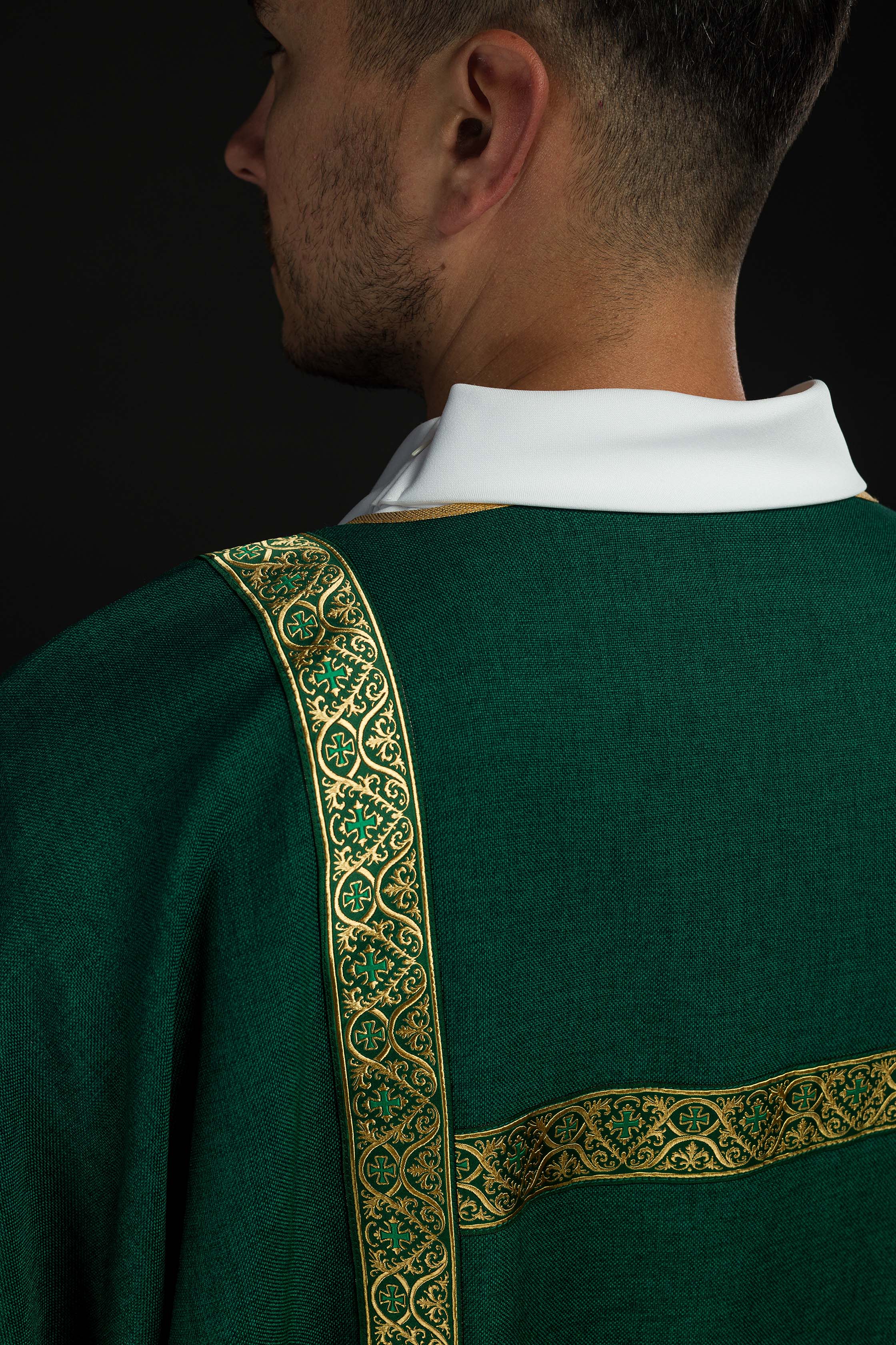 Dalmática verde decorada con cintas de jacquard doradas