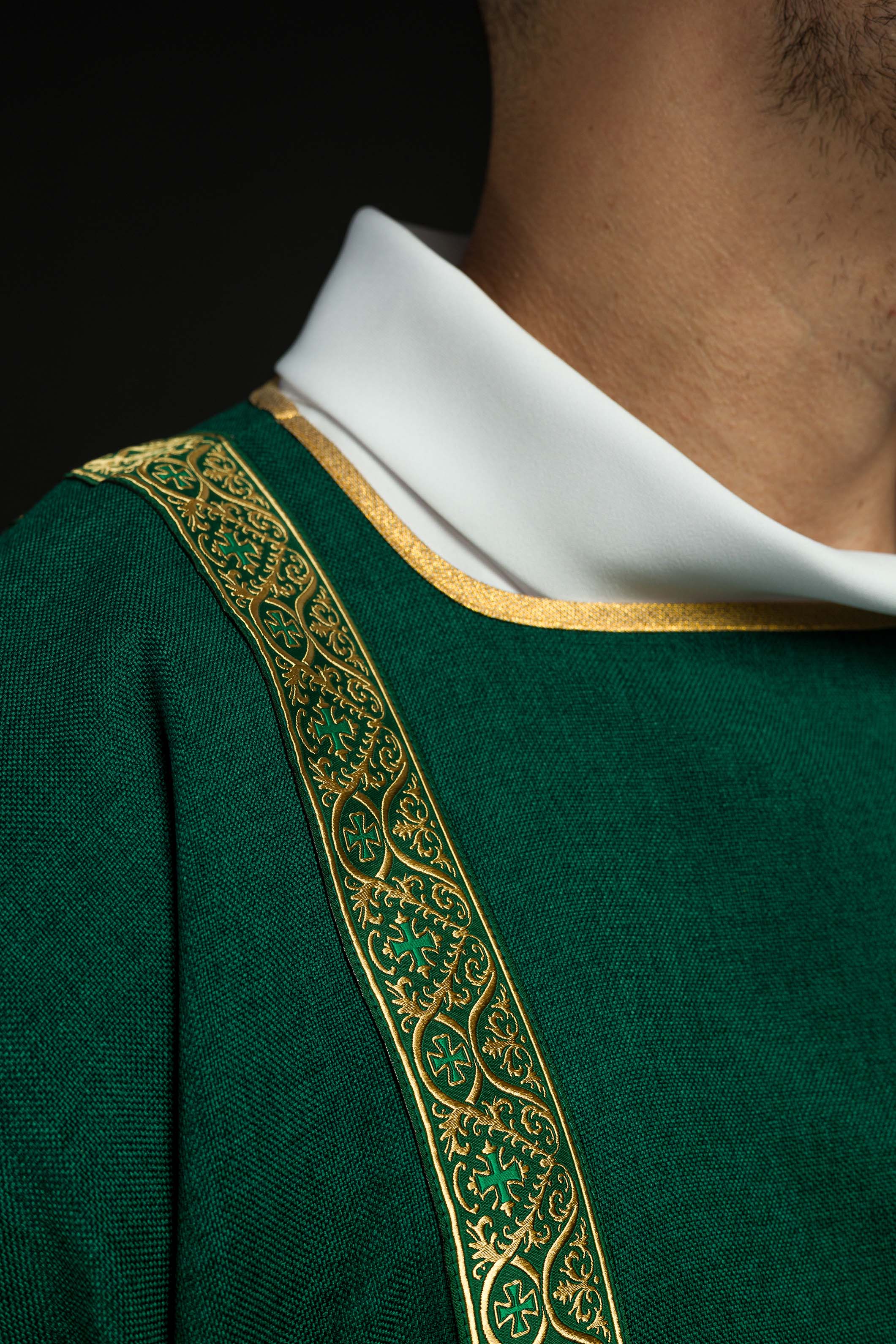 Dalmática verde decorada con cintas de jacquard doradas