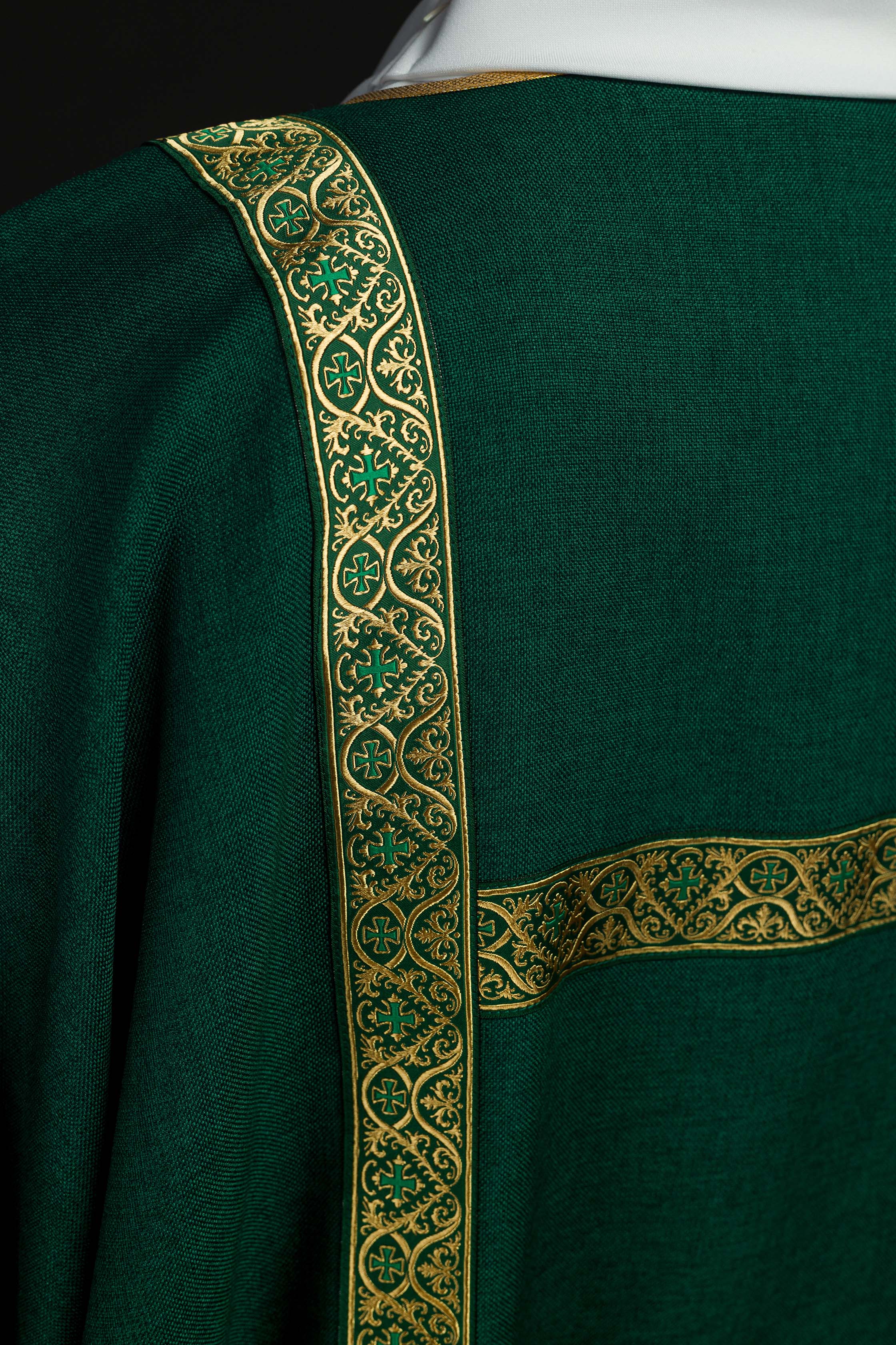 Dalmática verde decorada con cintas de jacquard doradas