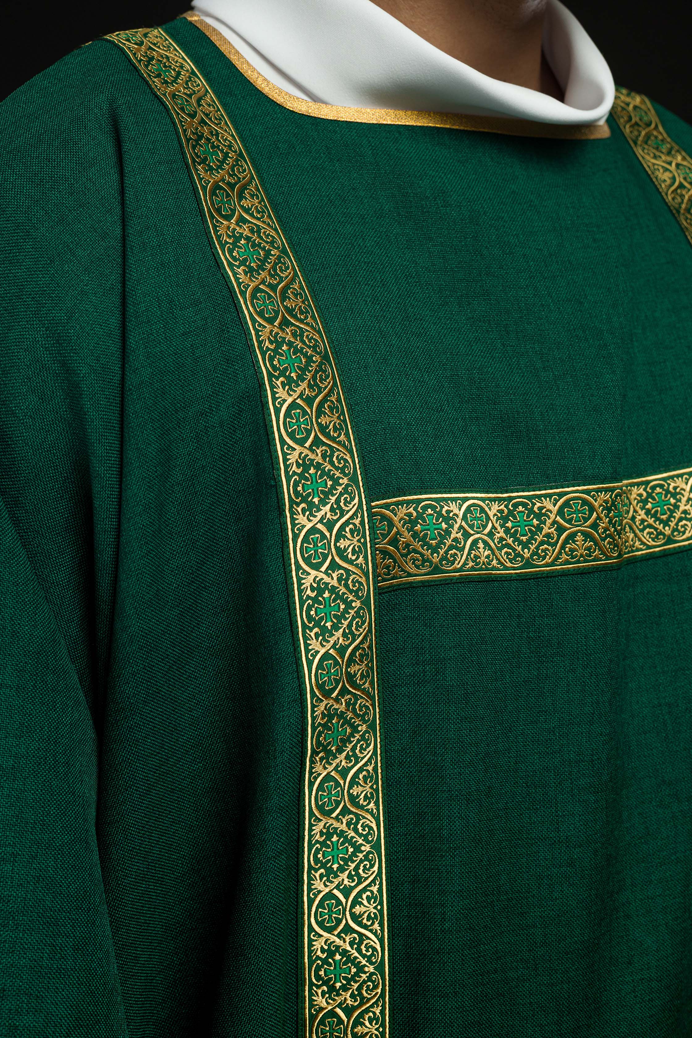 Dalmática verde decorada con cintas de jacquard doradas