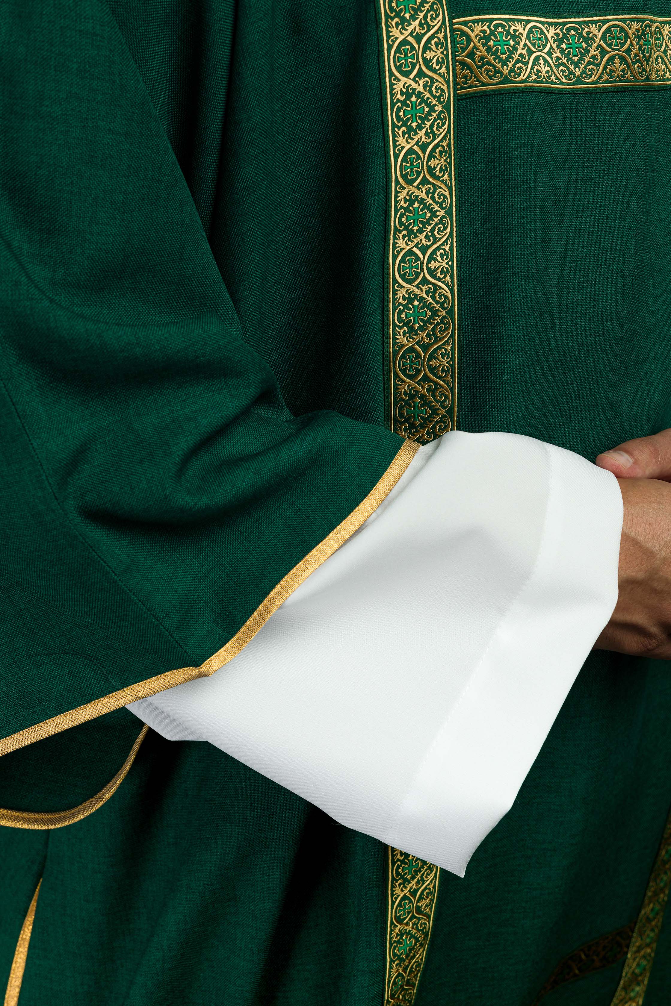 Dalmática verde decorada con cintas de jacquard doradas