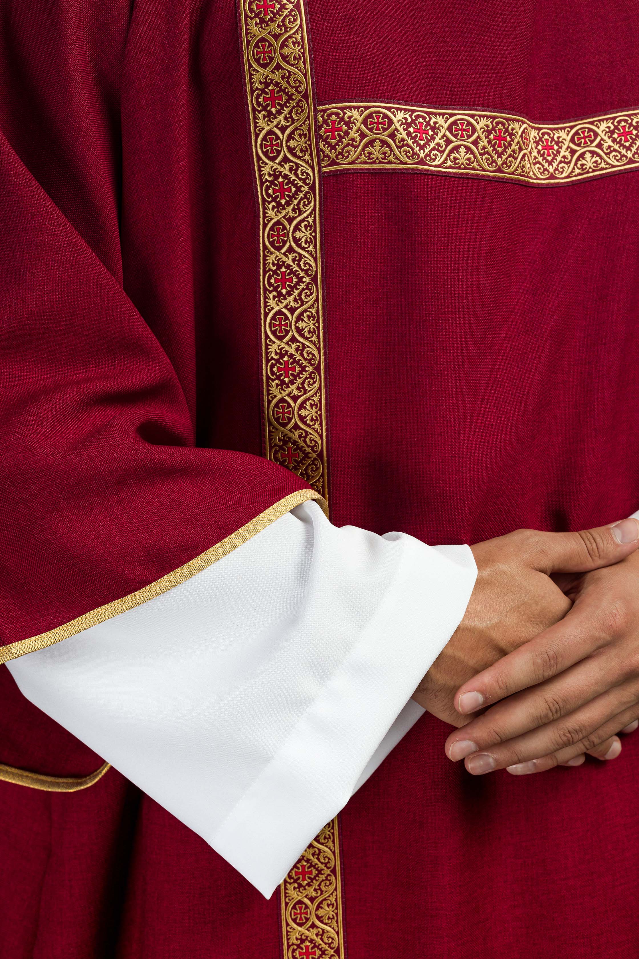 Dalmática roja decorada con cintas de jacquard doradas