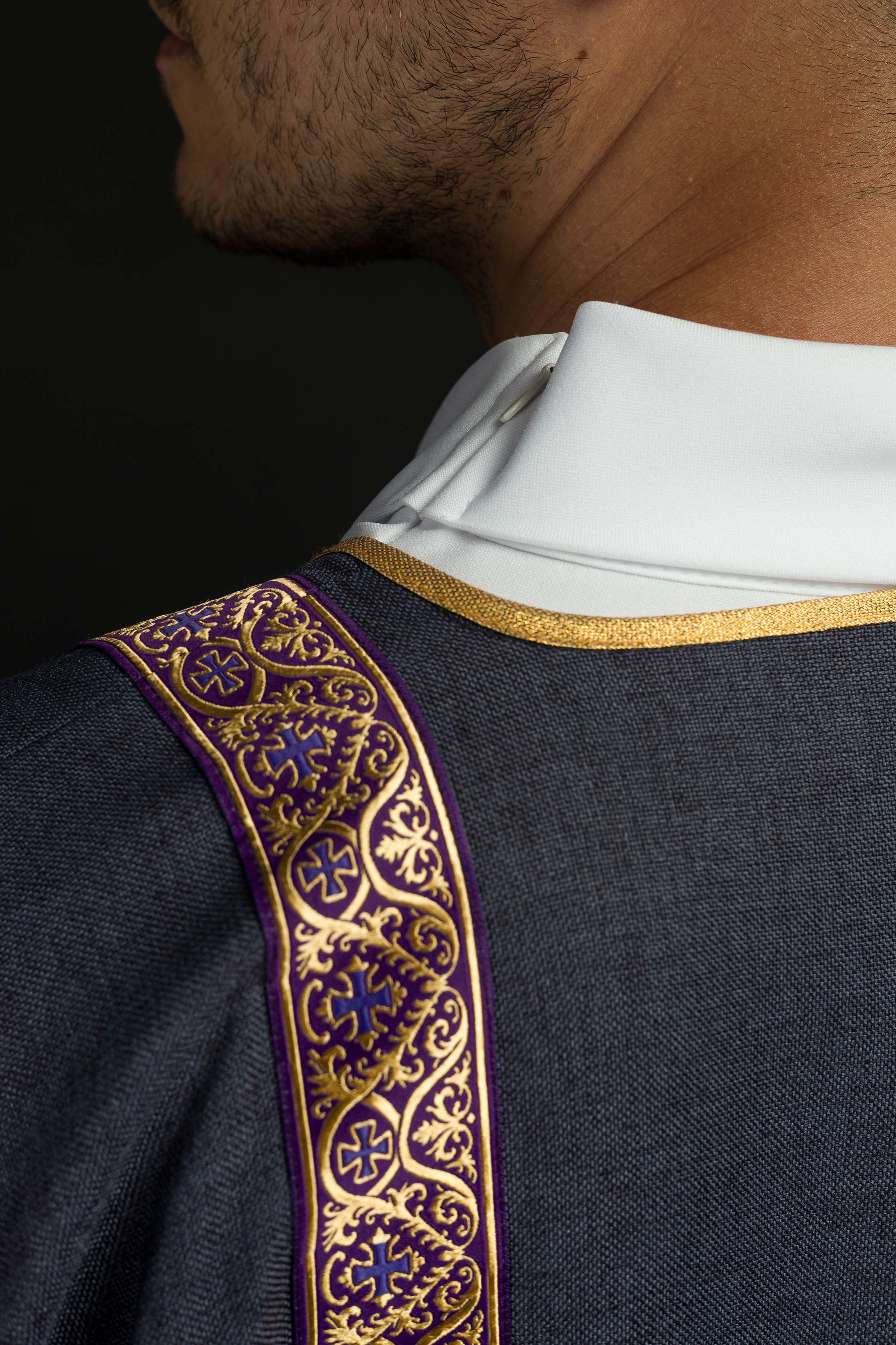 Dalmática morada decorada con cintas de jacquard doradas