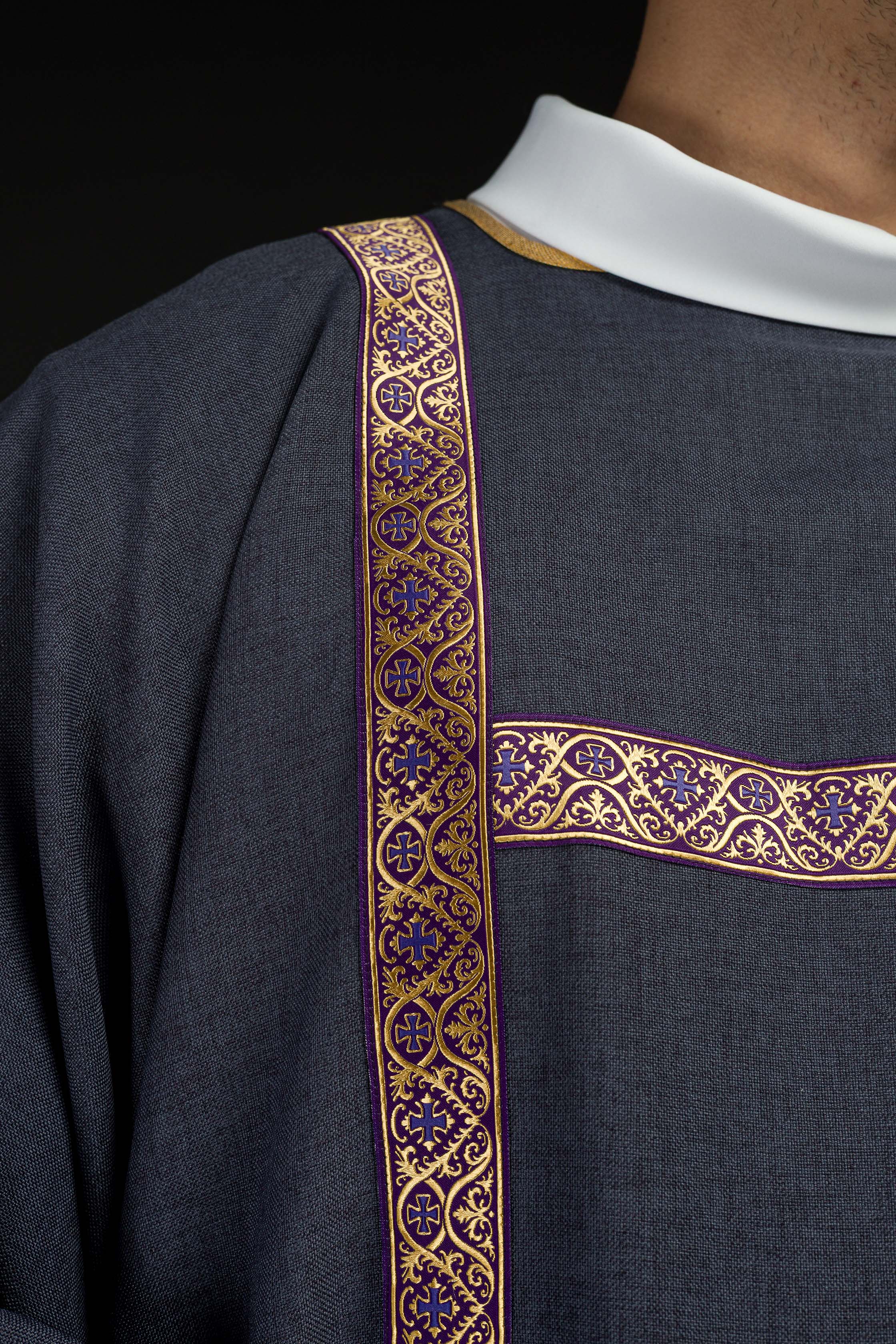 Dalmática morada decorada con cintas de jacquard doradas