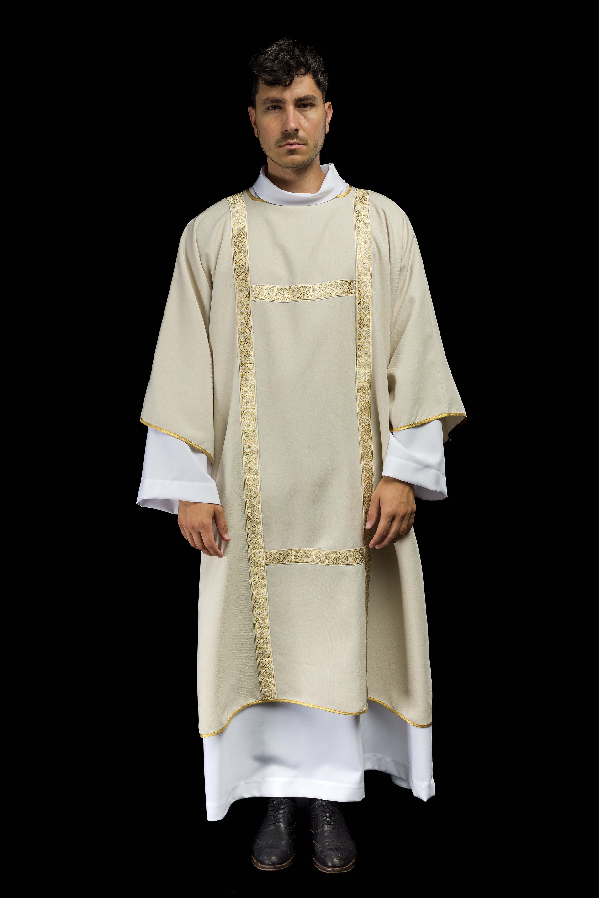 Dalmática ecru decorada con cintas de jacquard doradas