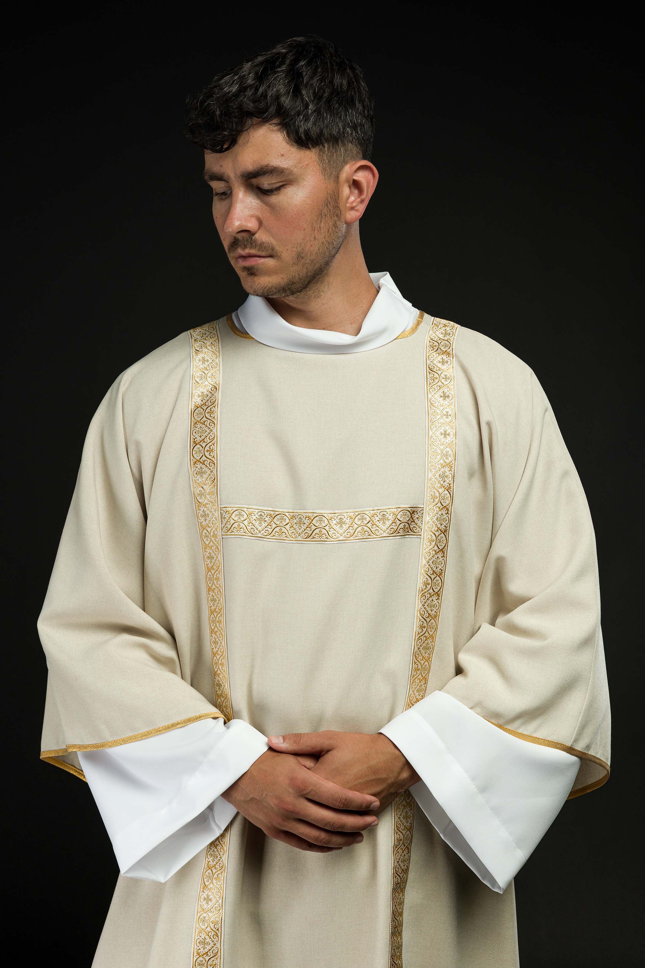Dalmática ecru decorada con cintas de jacquard doradas