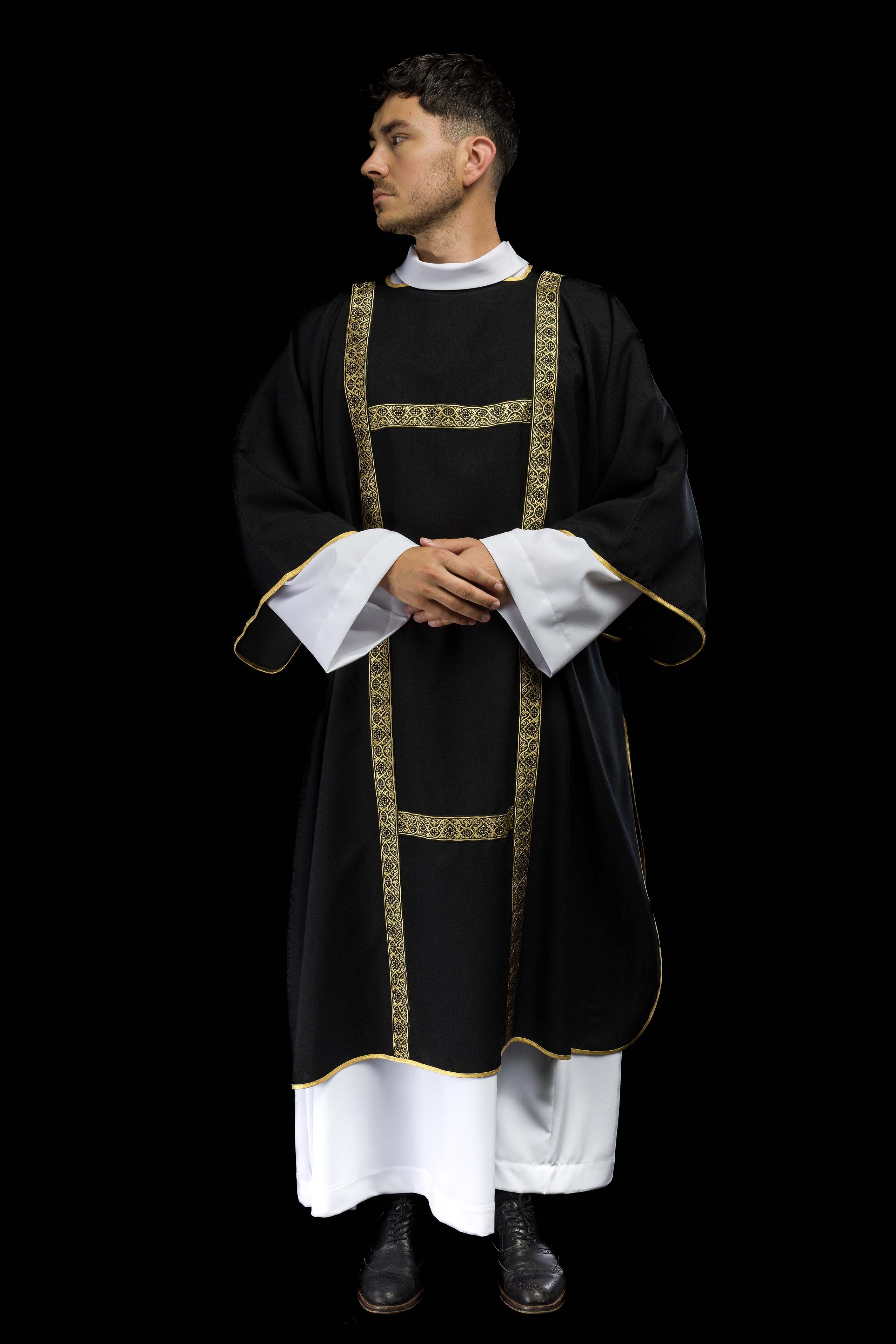 Dalmática negra decorada con cintas de jacquard doradas