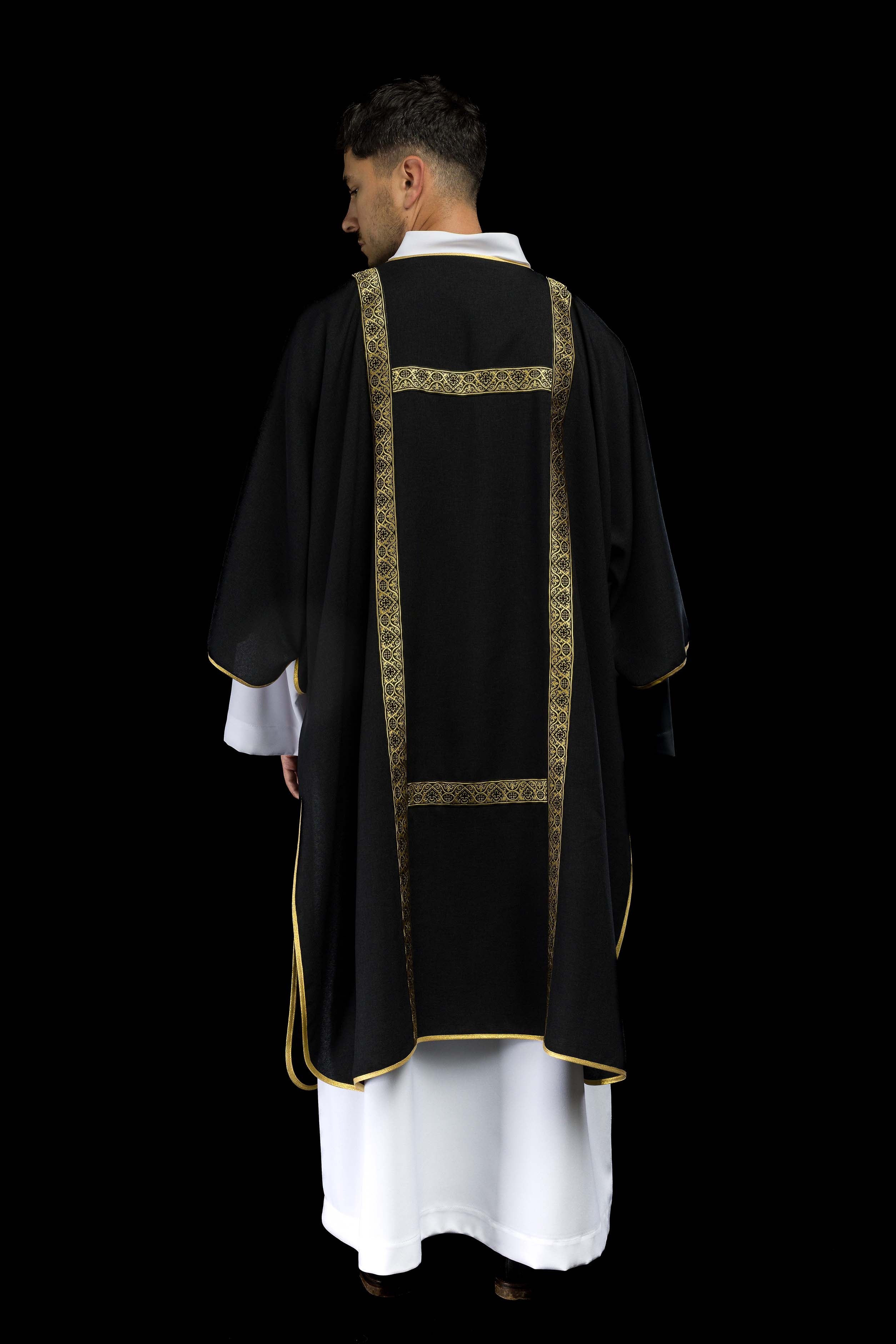 Dalmática negra decorada con cintas de jacquard doradas