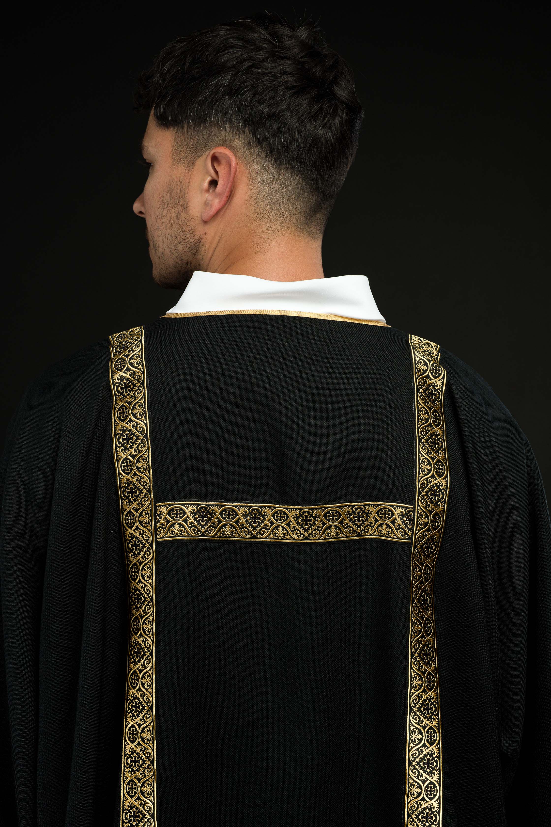 Dalmática negra decorada con cintas de jacquard doradas