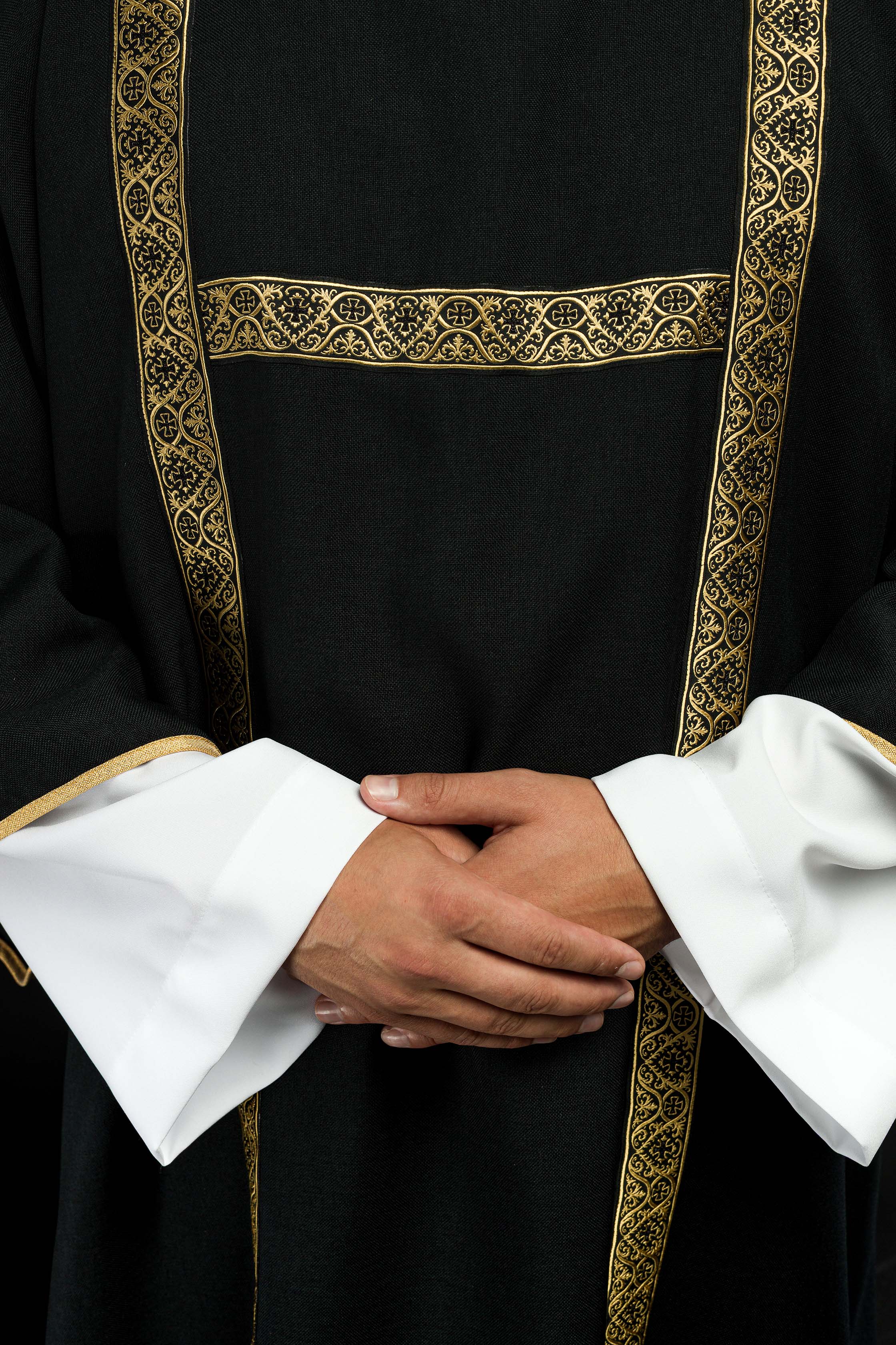 Dalmática negra decorada con cintas de jacquard doradas
