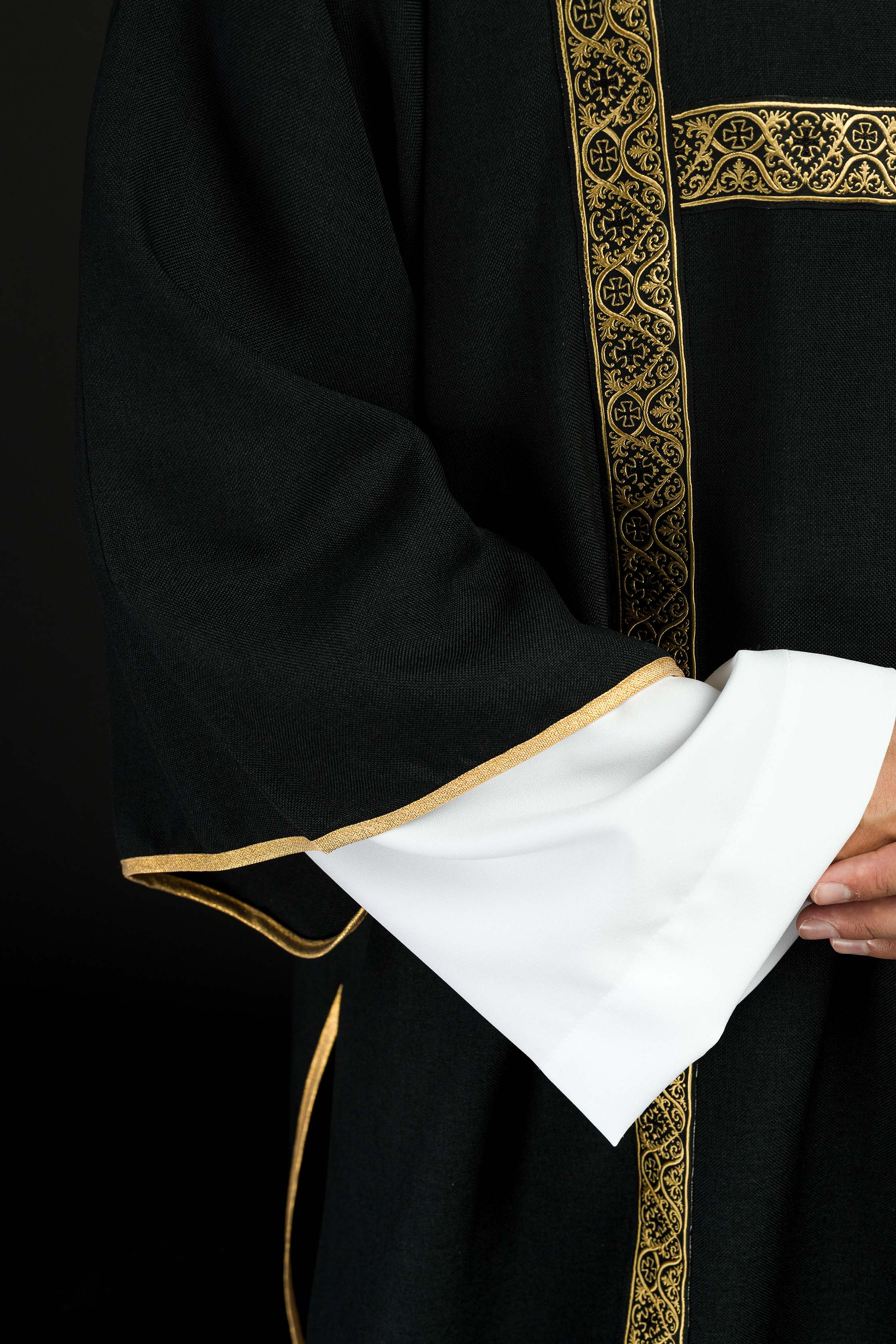 Dalmática negra decorada con cintas de jacquard doradas
