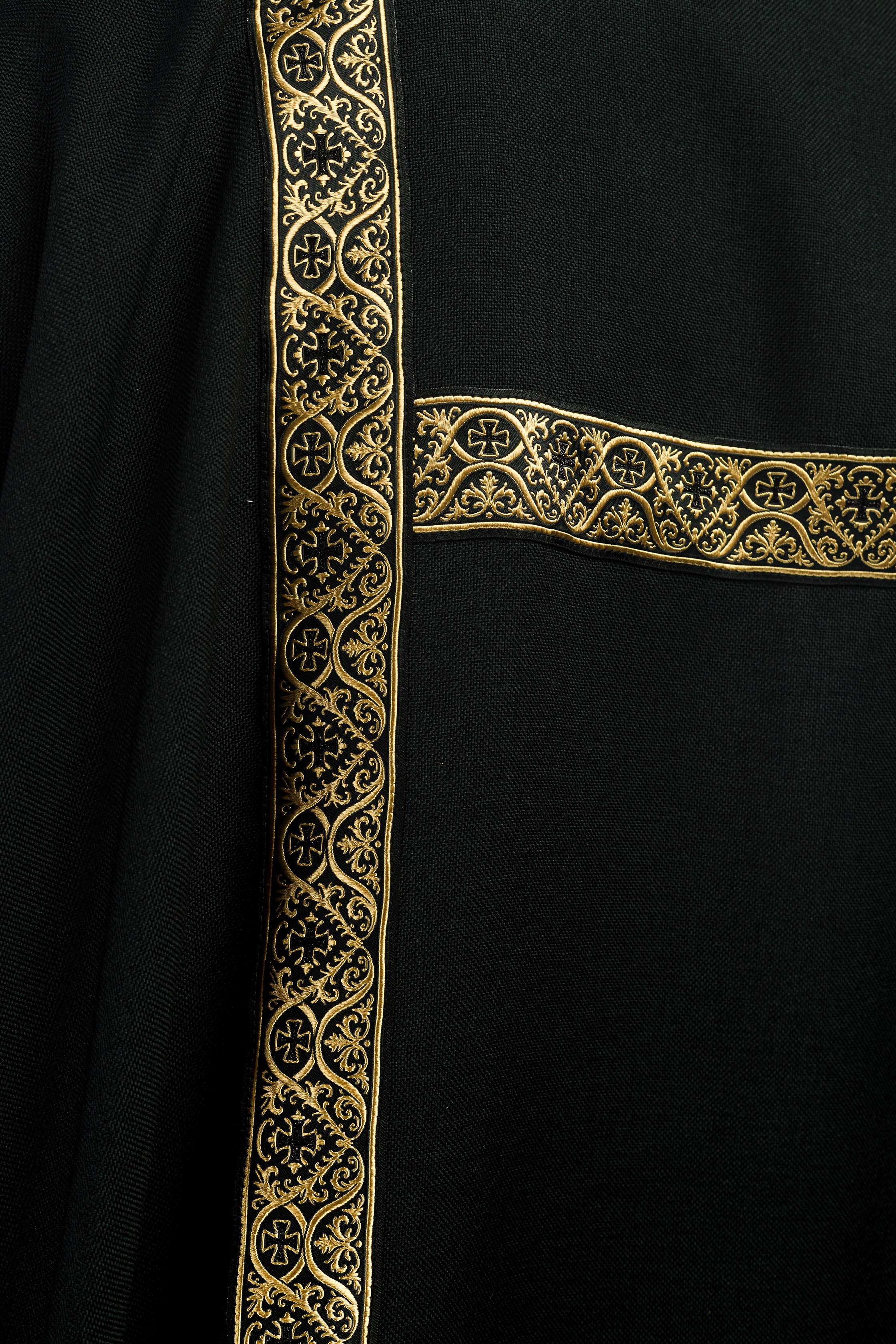 Dalmática negra decorada con cintas de jacquard doradas