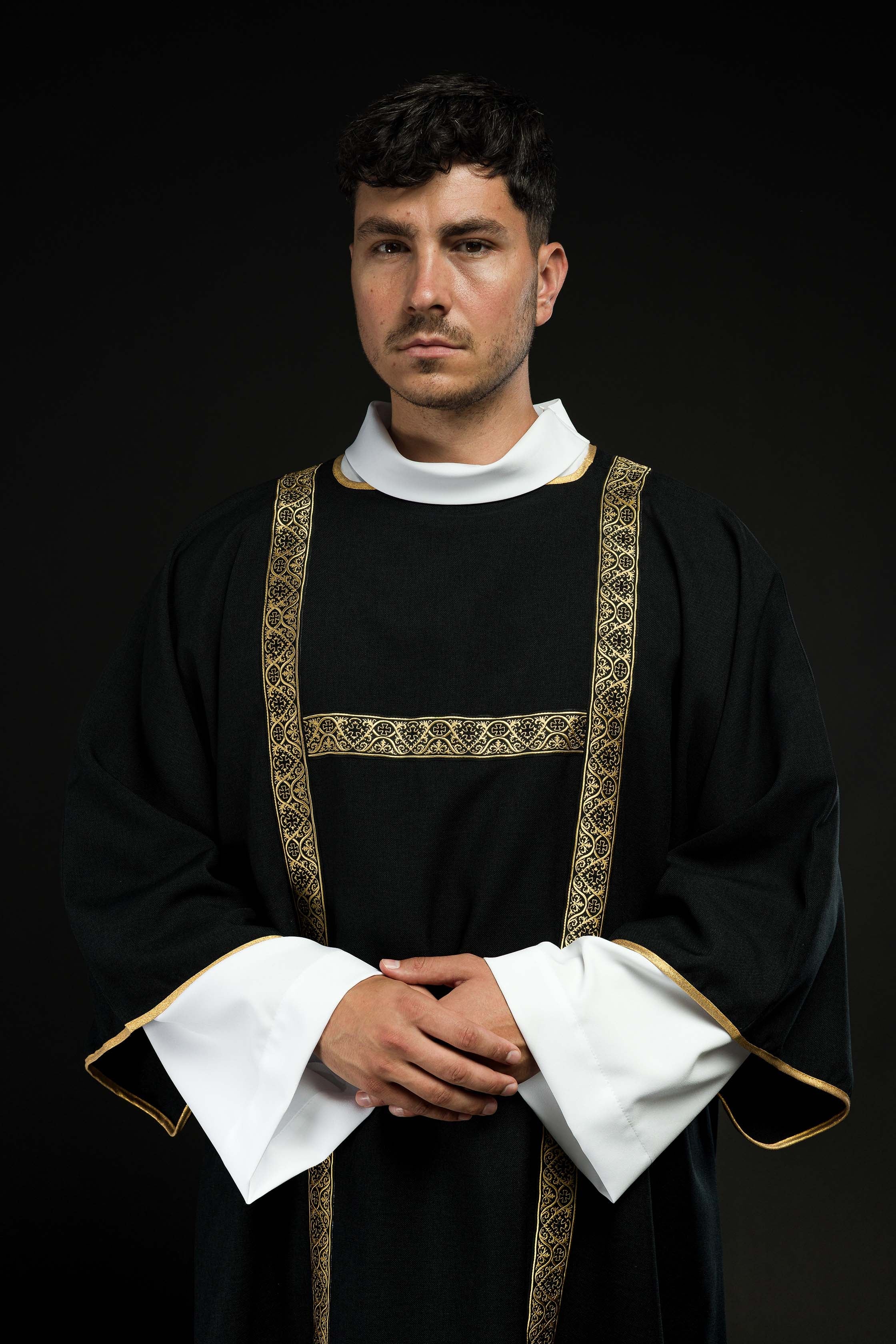 Dalmática negra decorada con cintas de jacquard doradas