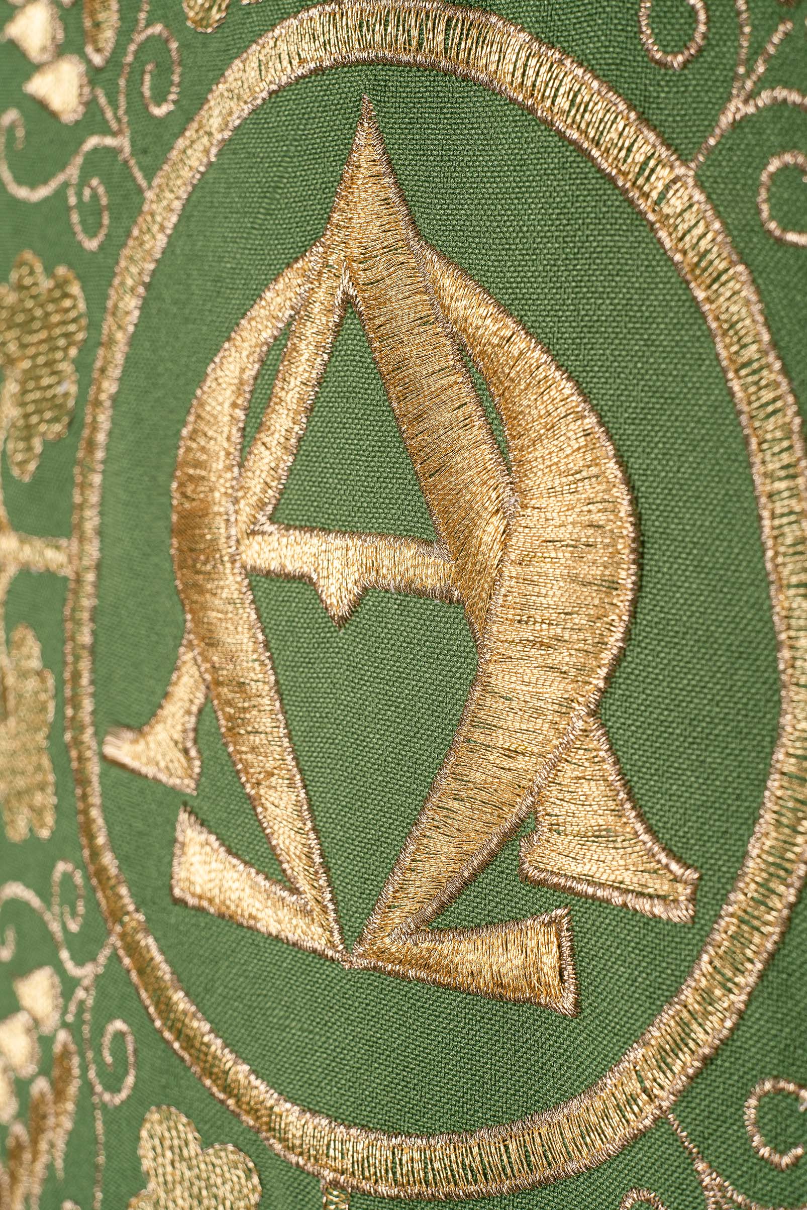 Casulla verde bordada con los símbolos Alfa y Omega y espigas