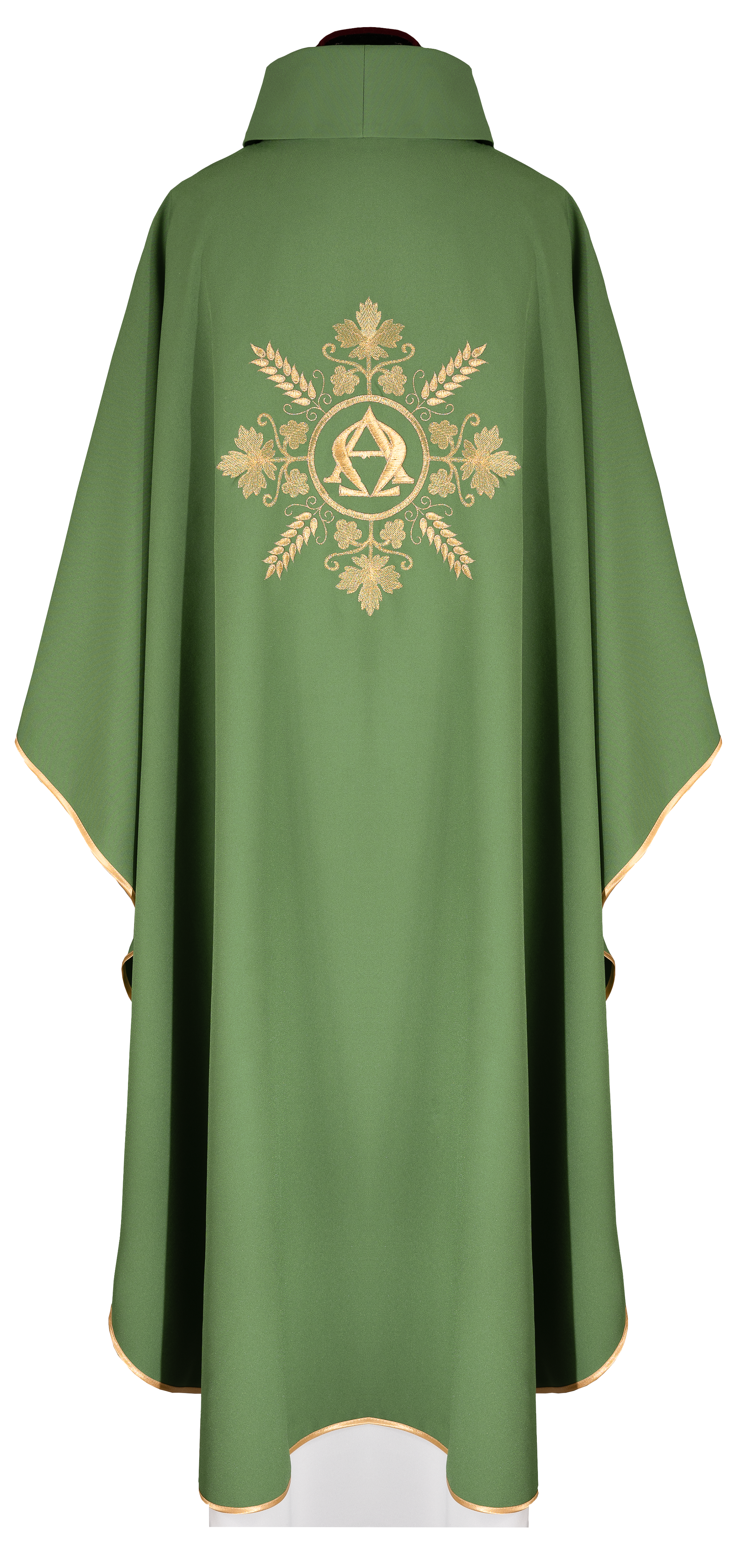 Casulla verde bordada con los símbolos Alfa y Omega y espigas