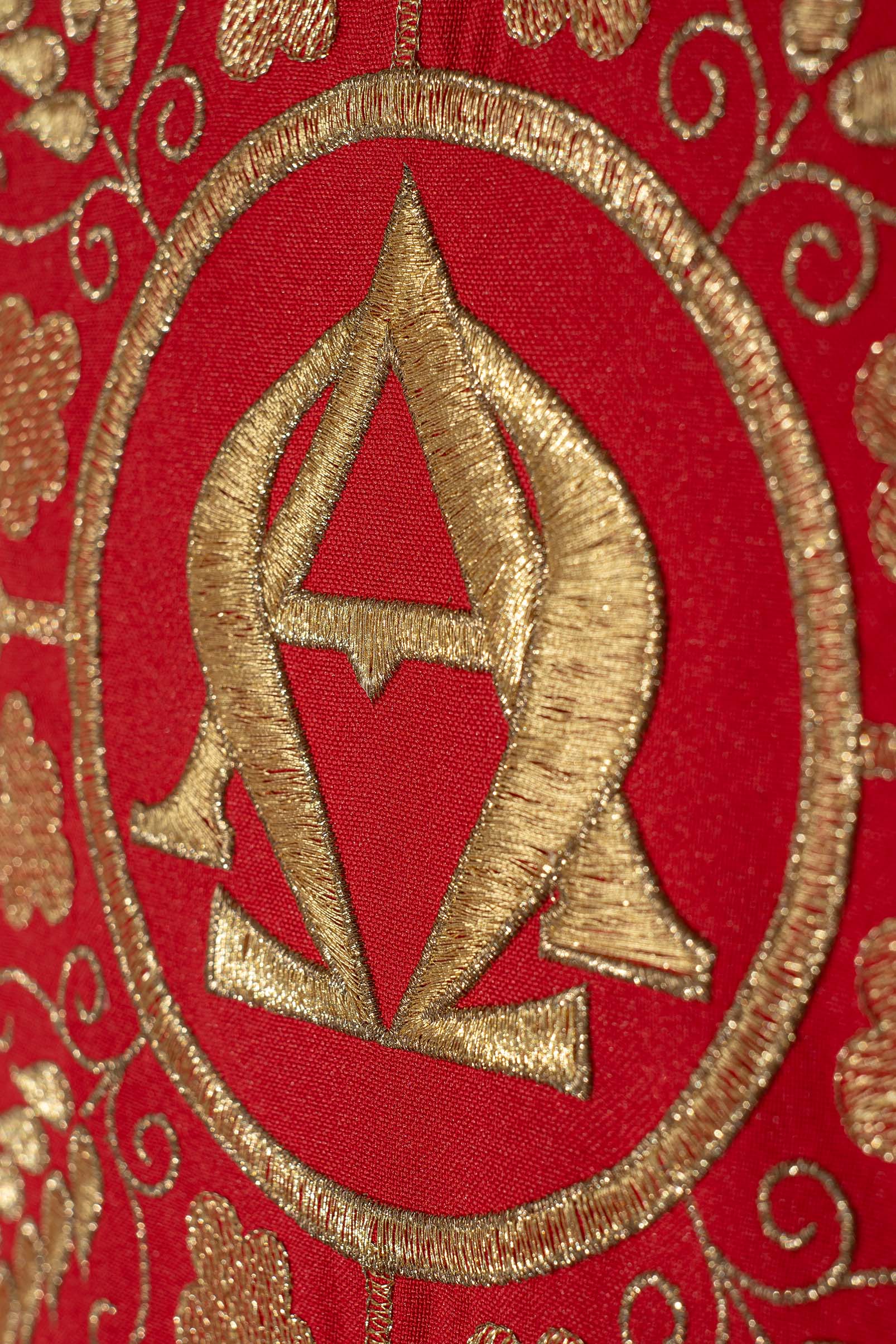 Casulla roja bordada con los símbolos Alfa y Omega y espigas