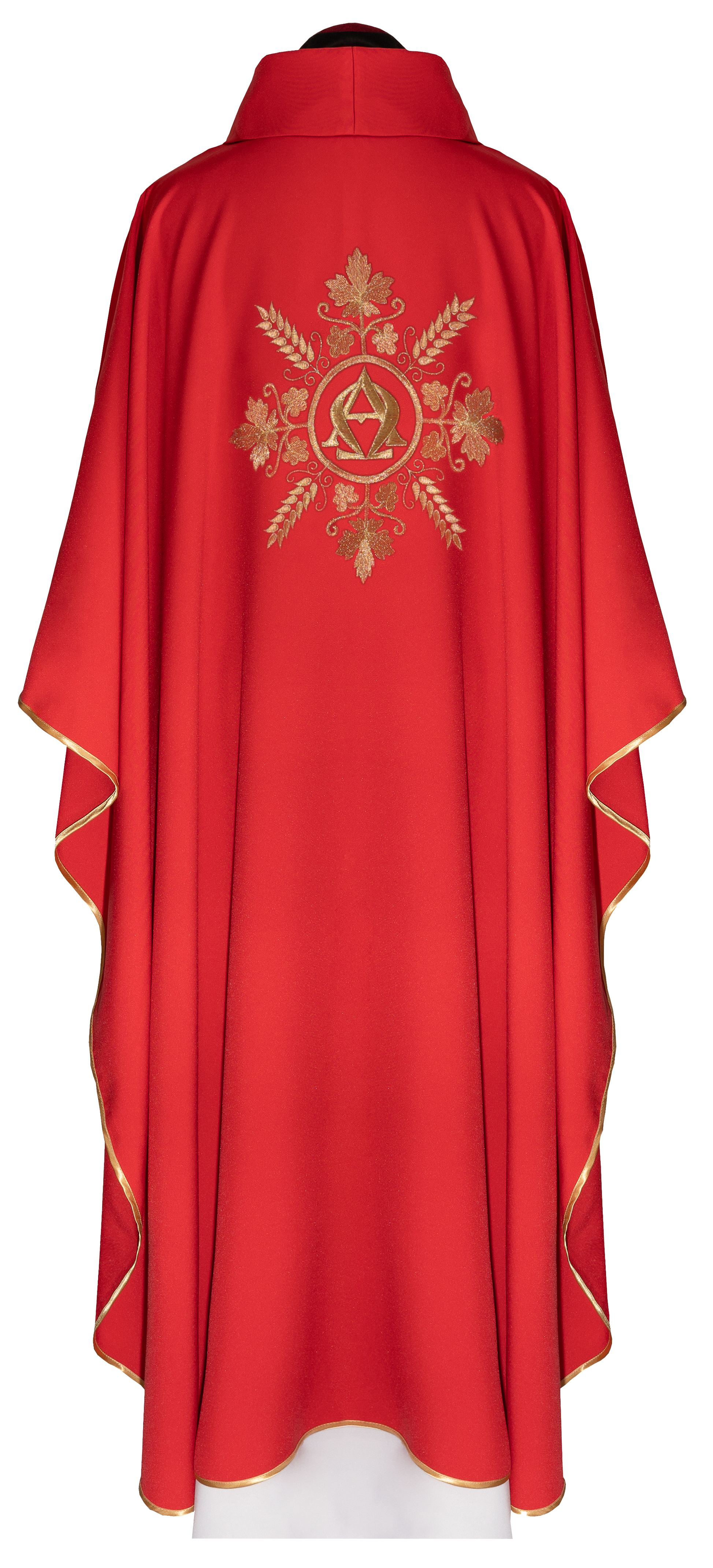 Casulla roja bordada con los símbolos Alfa y Omega y espigas