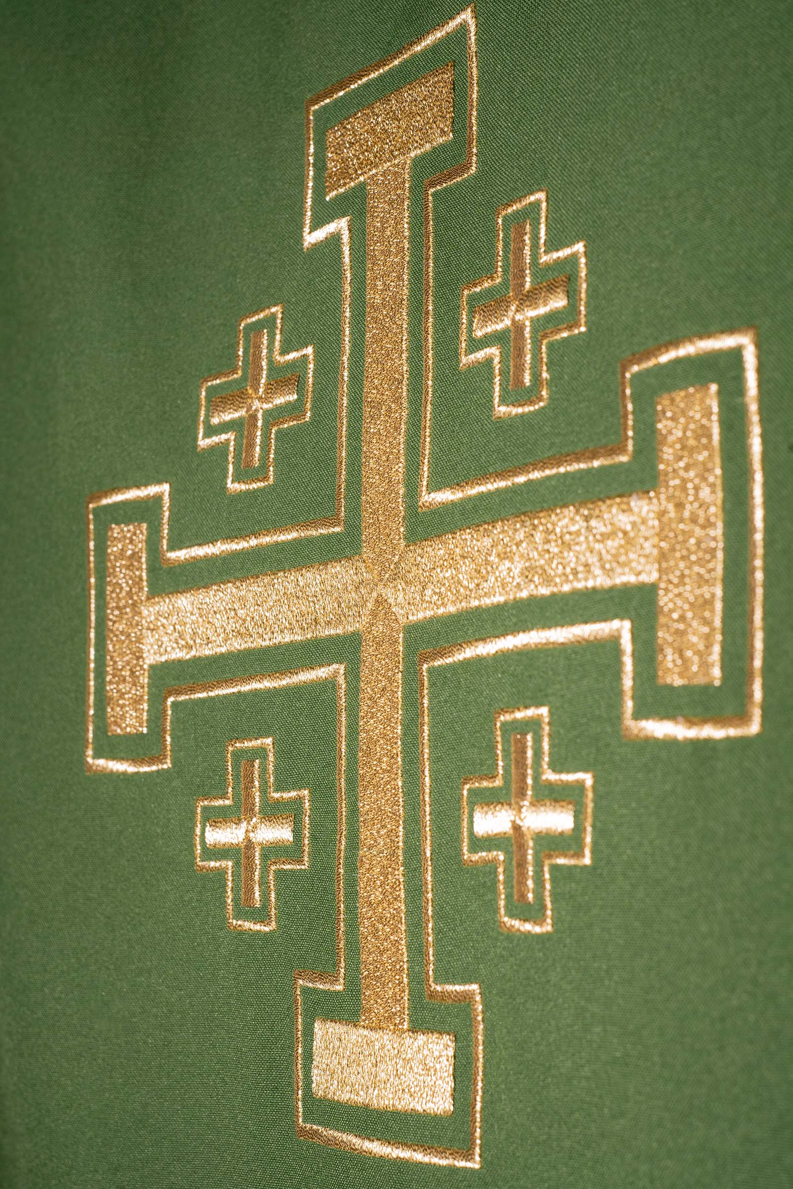 Casulla verde bordada con motivo de cruz