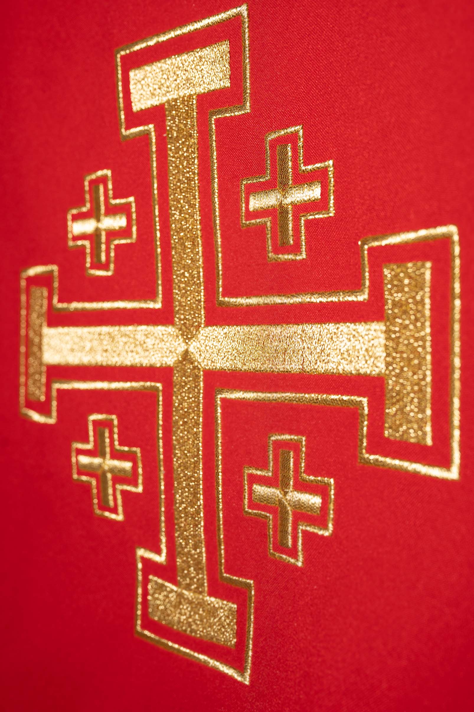 Casulla roja bordada con motivo de cruz