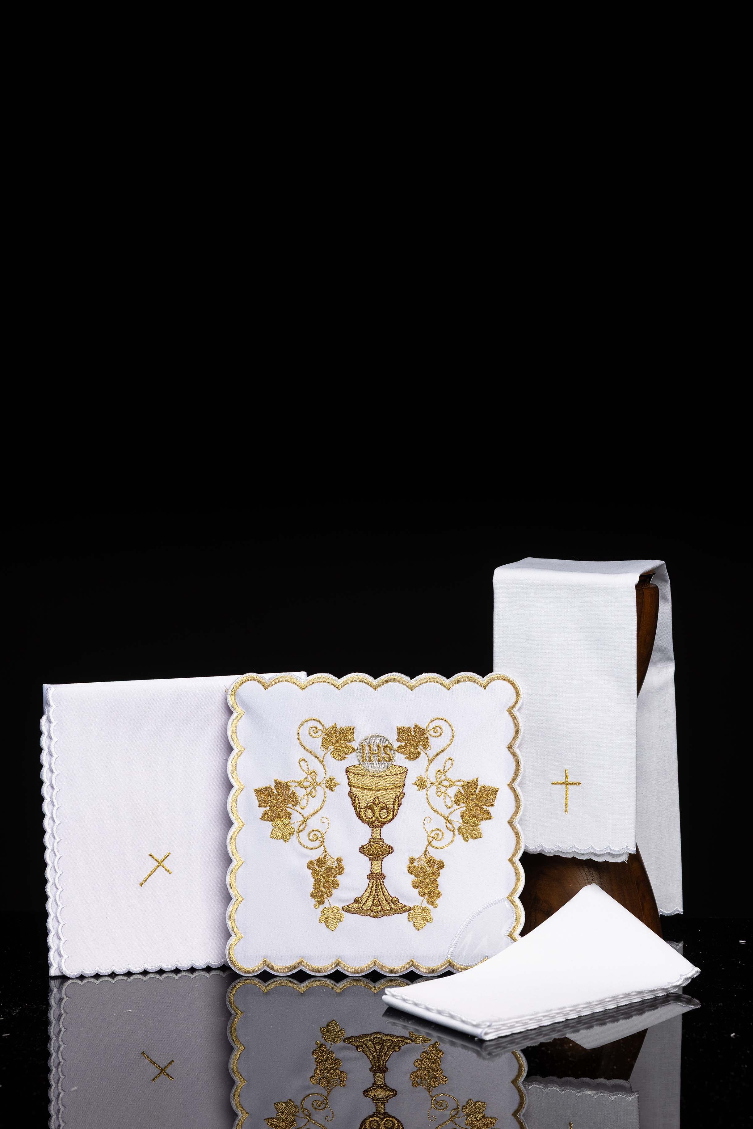 Servicio de altar bordado con motivo de cáliz