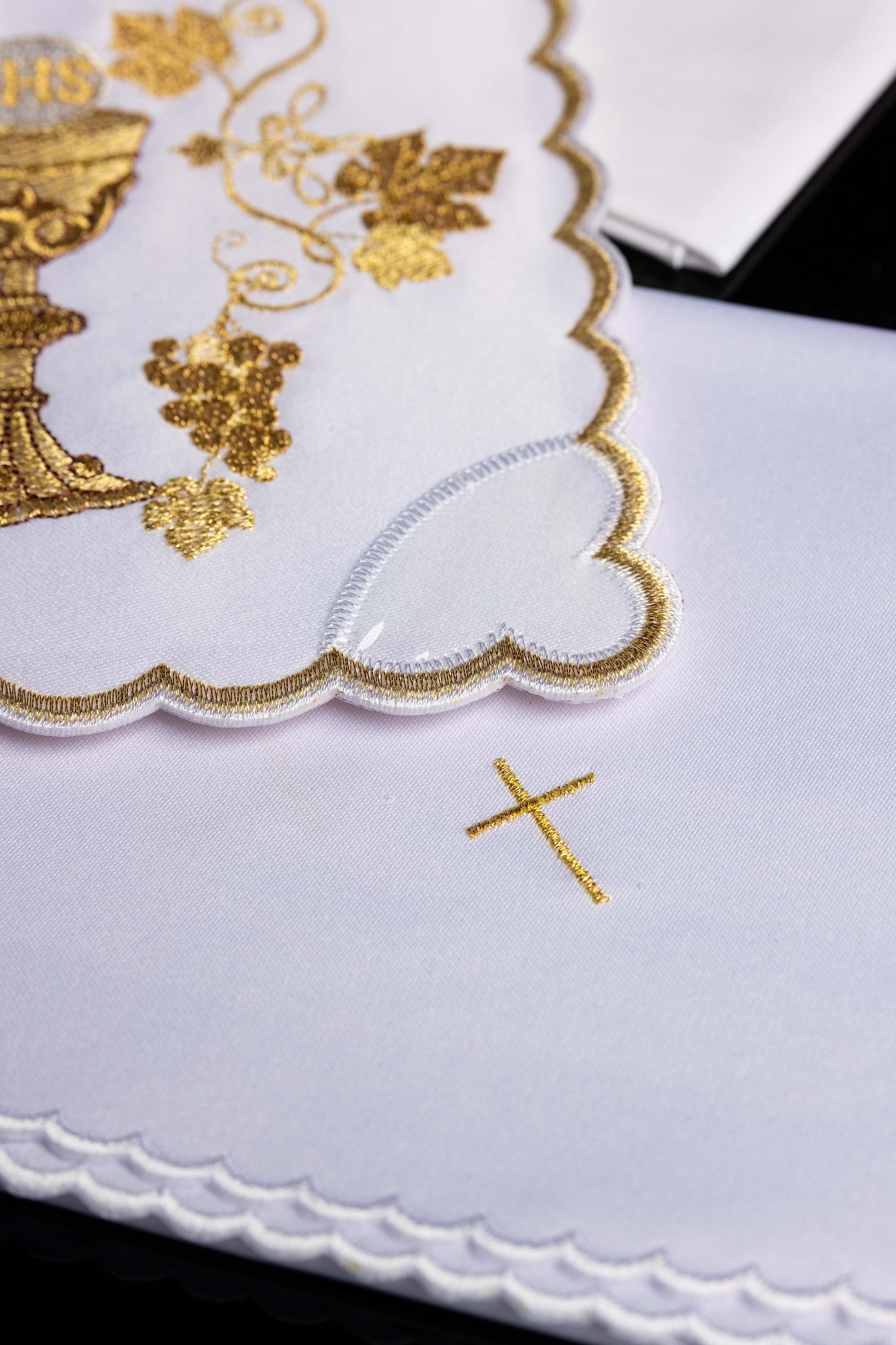 Servicio de altar bordado con motivo de cáliz