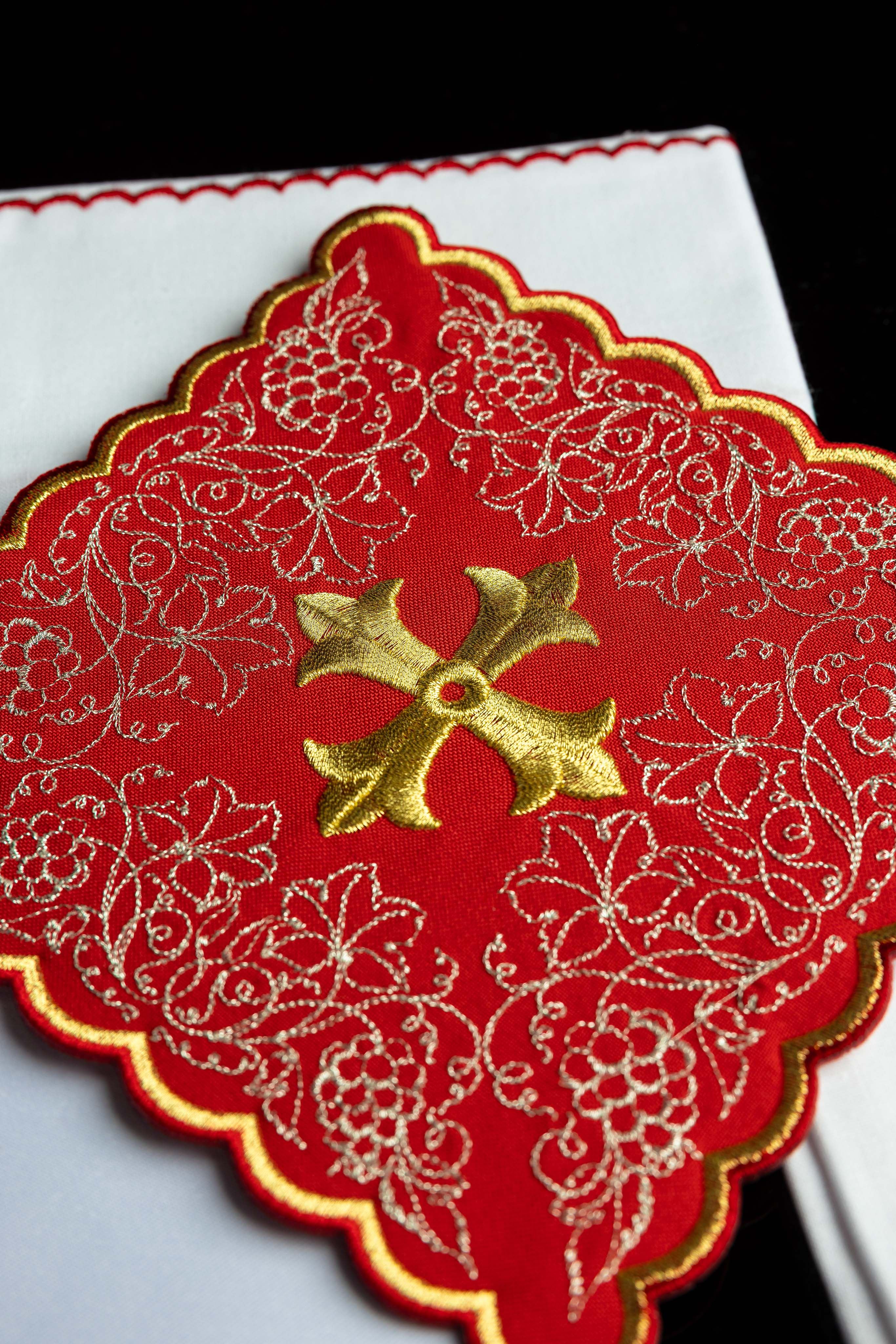 Servicio de altar bordado con motivo de cruz rojo