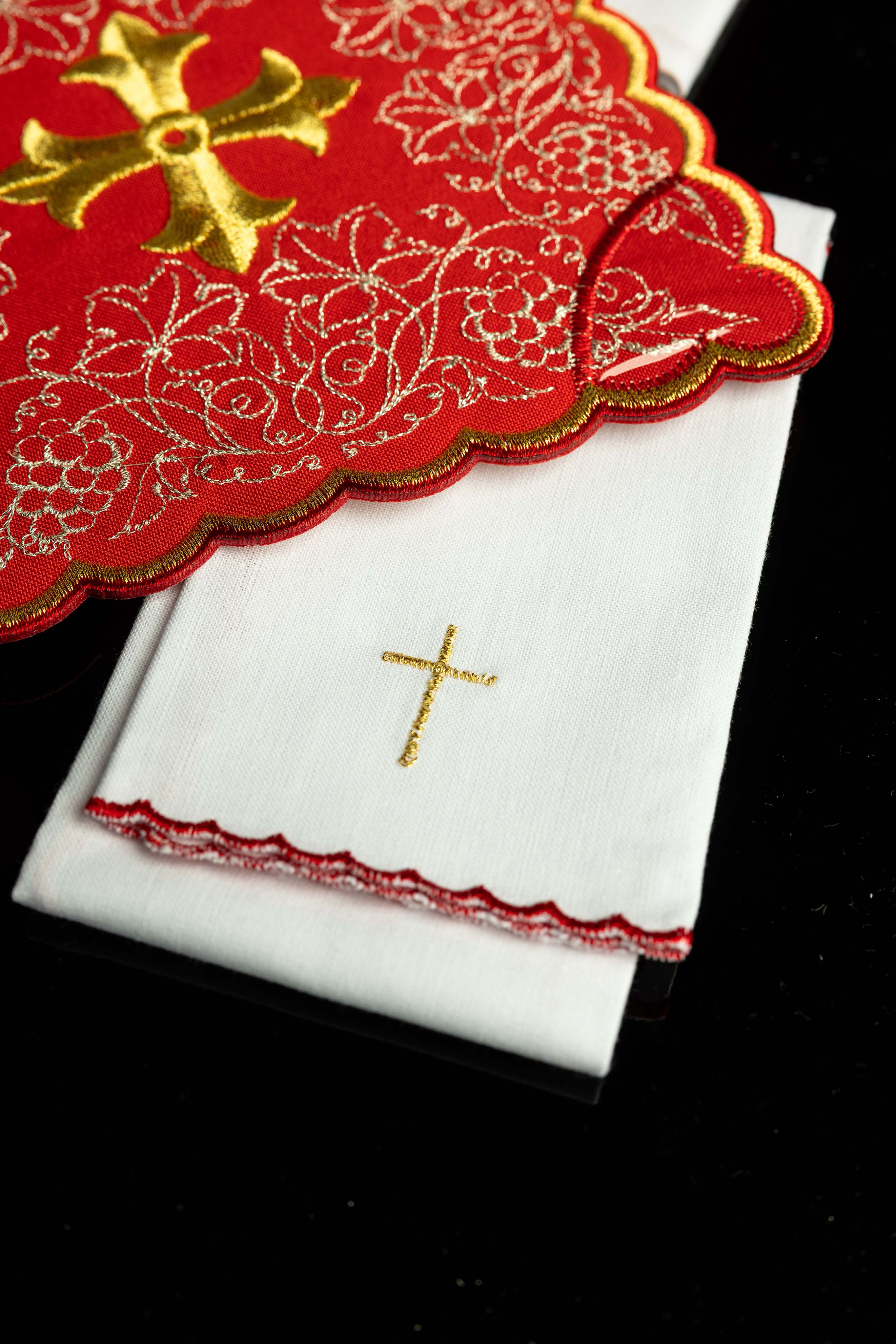Servicio de altar bordado con motivo de cruz rojo