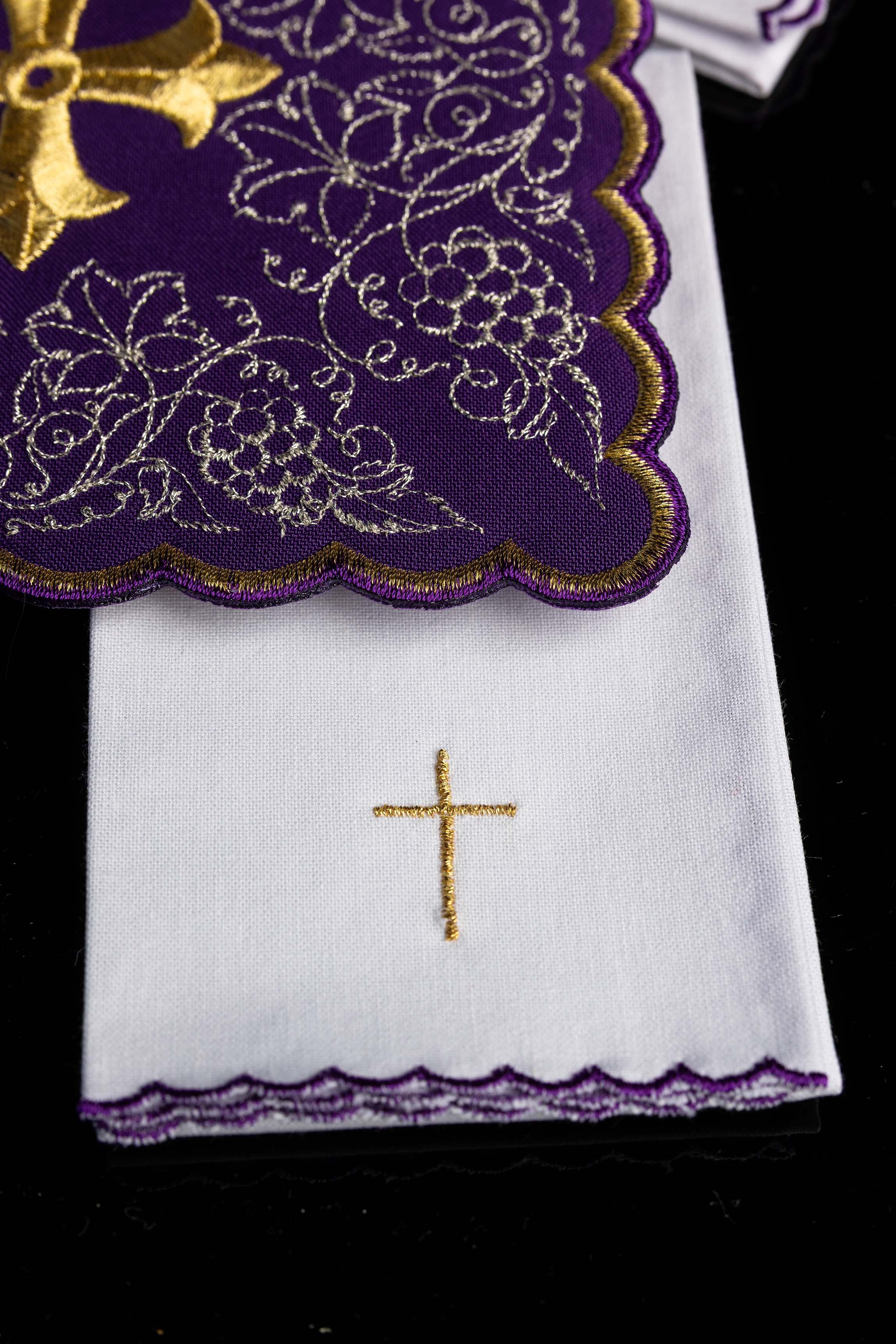 Servicio de altar bordado con motivo de cruz morado