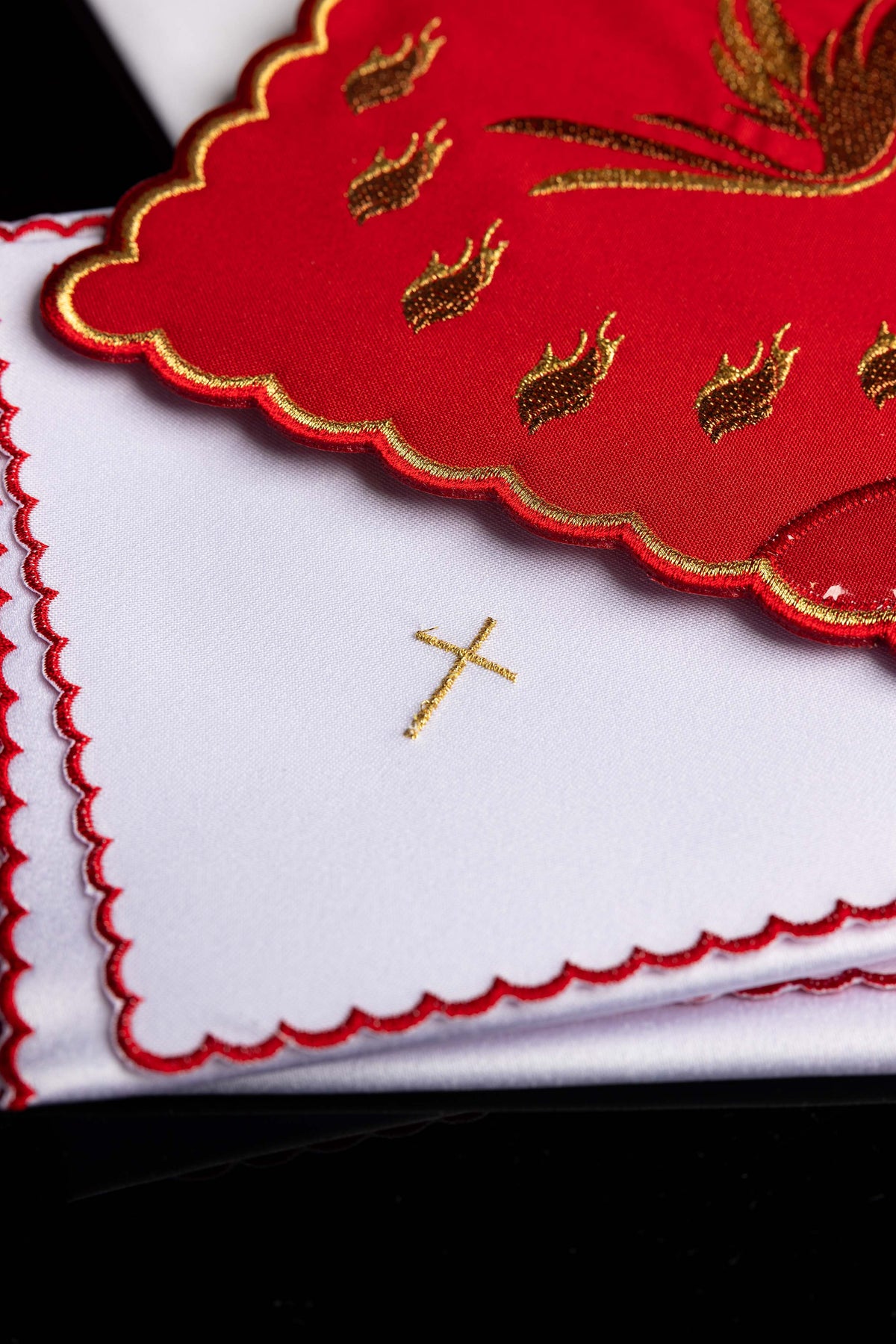Servicio de altar rojo con bordado del Espíritu Santo