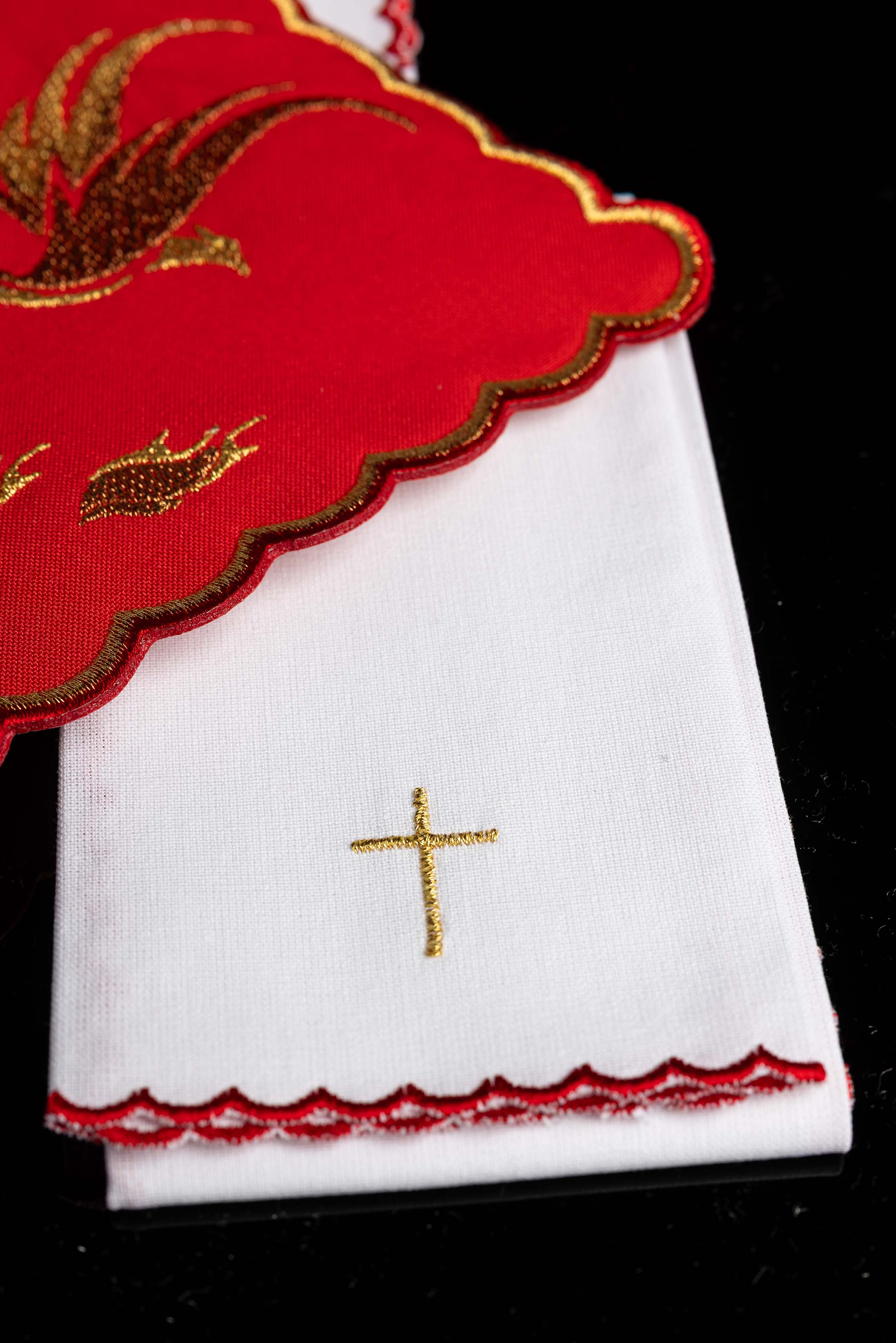 Servicio de altar rojo con bordado del Espíritu Santo