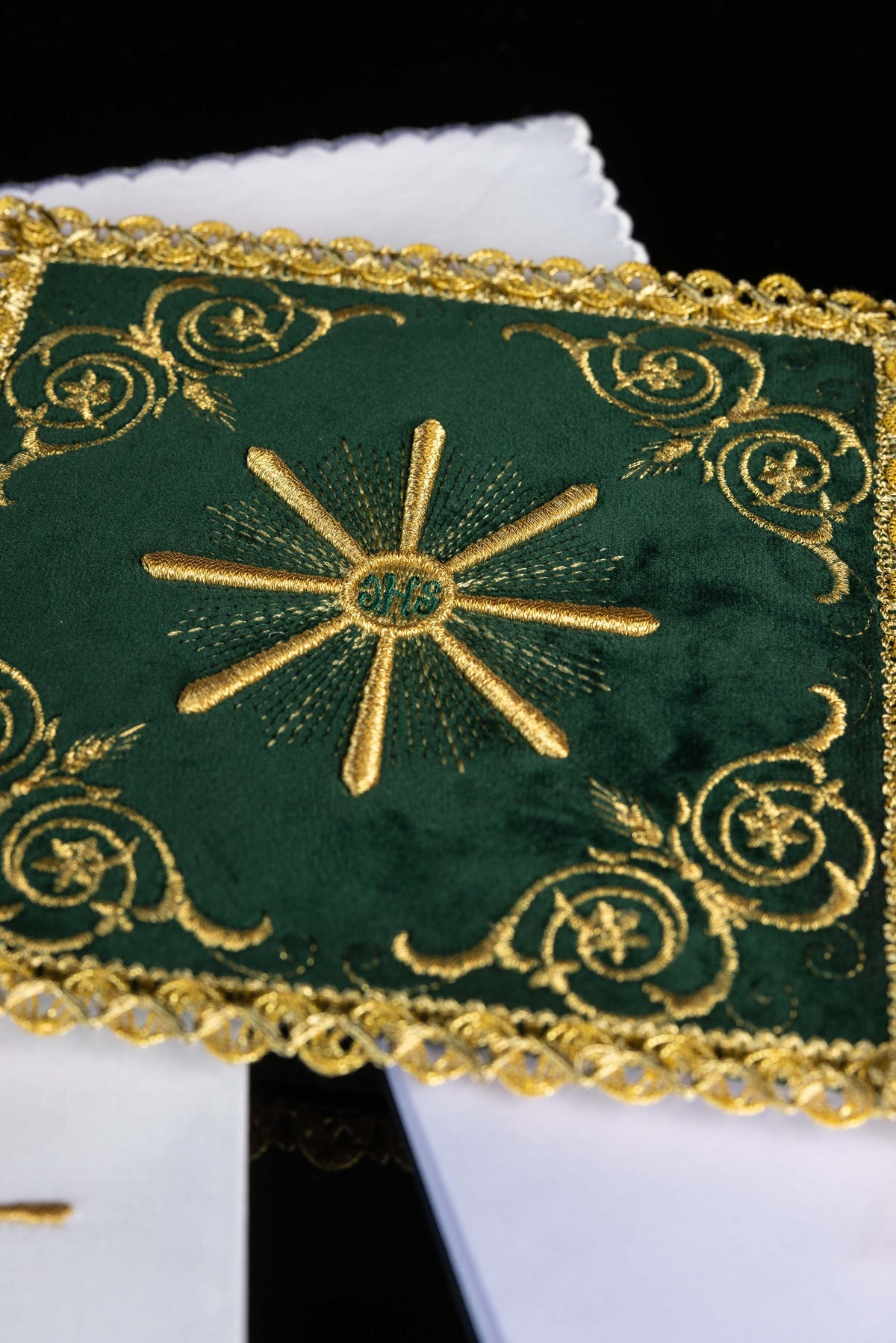 Servicio de altar bordado en terciopelo verde