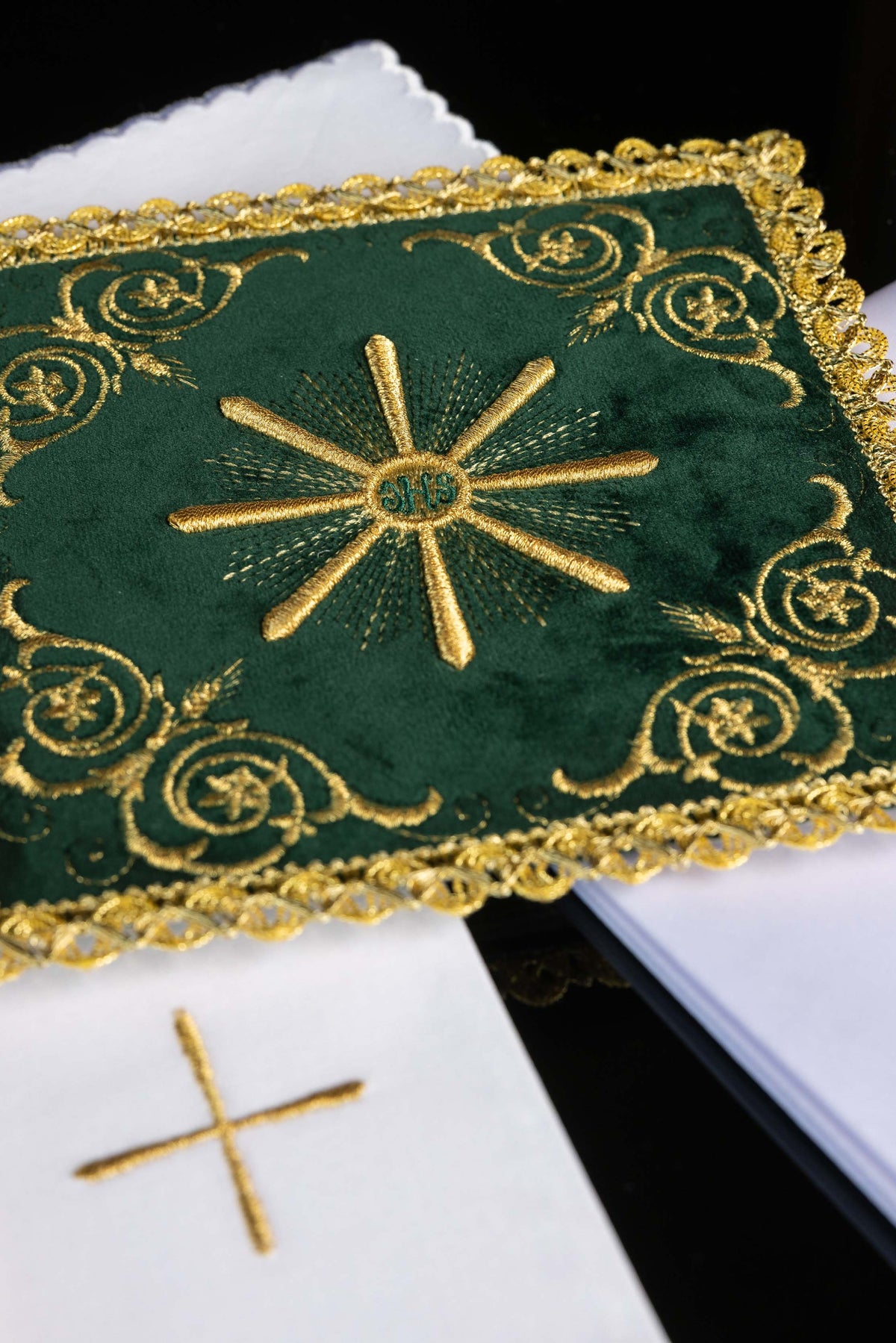 Servicio de altar bordado en terciopelo verde