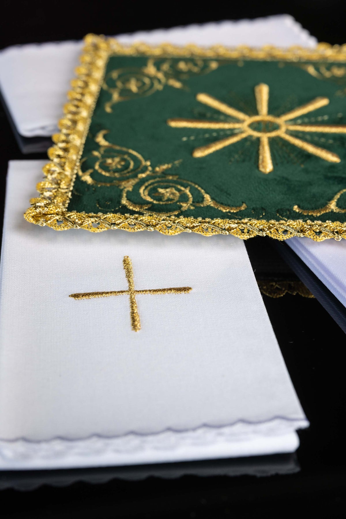 Servicio de altar bordado en terciopelo verde