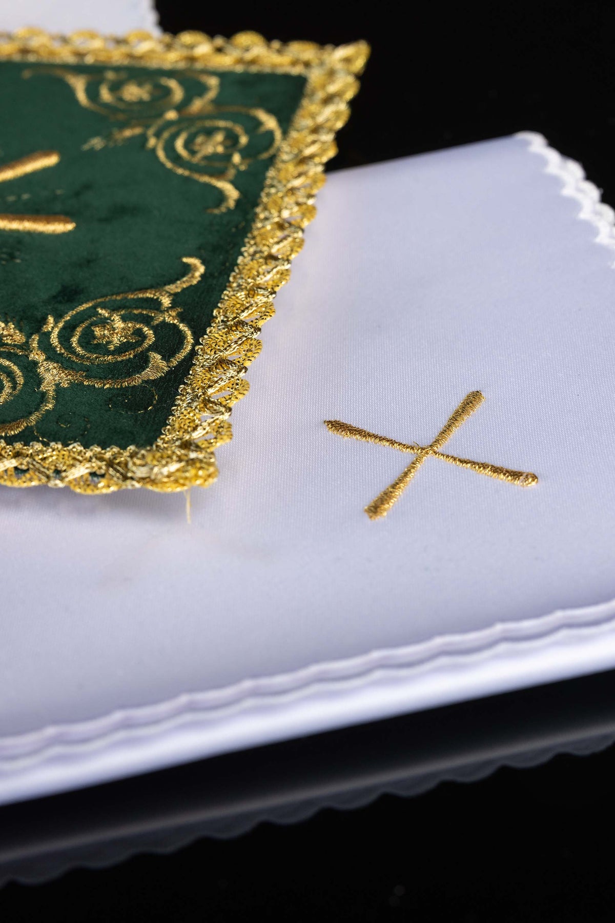 Servicio de altar bordado en terciopelo verde