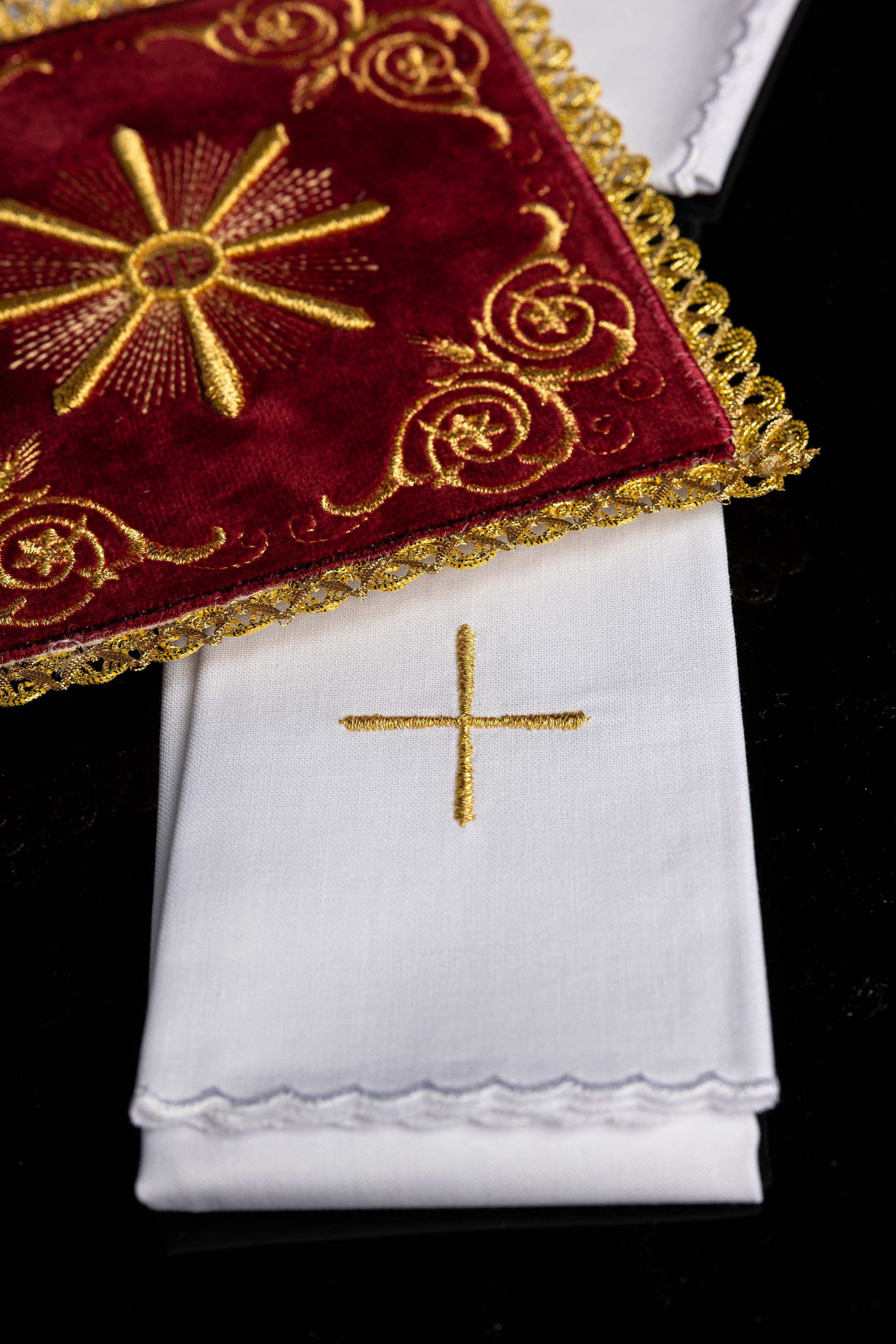 Servicio de altar bordado en terciopelo rojo