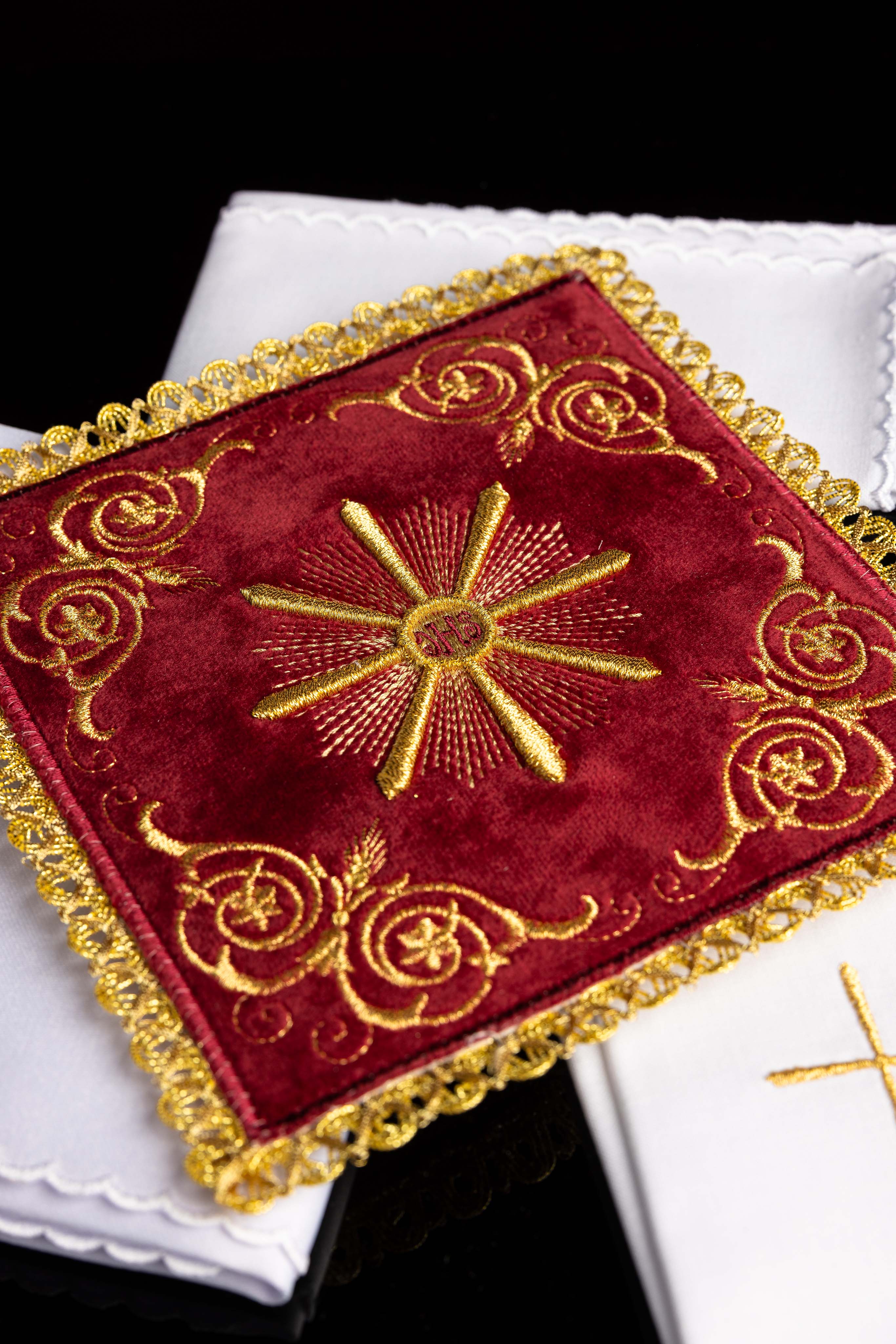 Servicio de altar bordado en terciopelo rojo