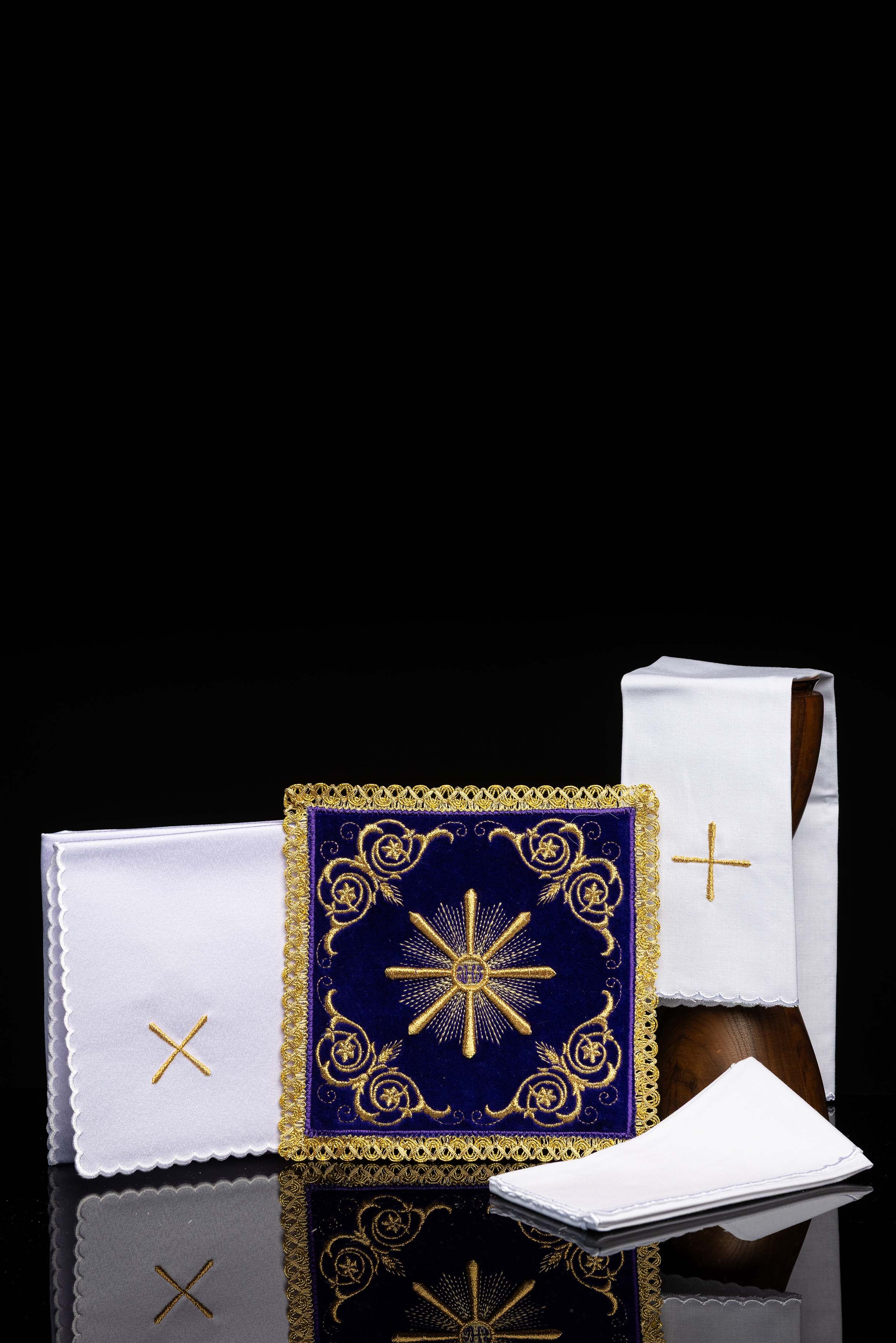 Servicio de altar bordado en terciopelo morado
