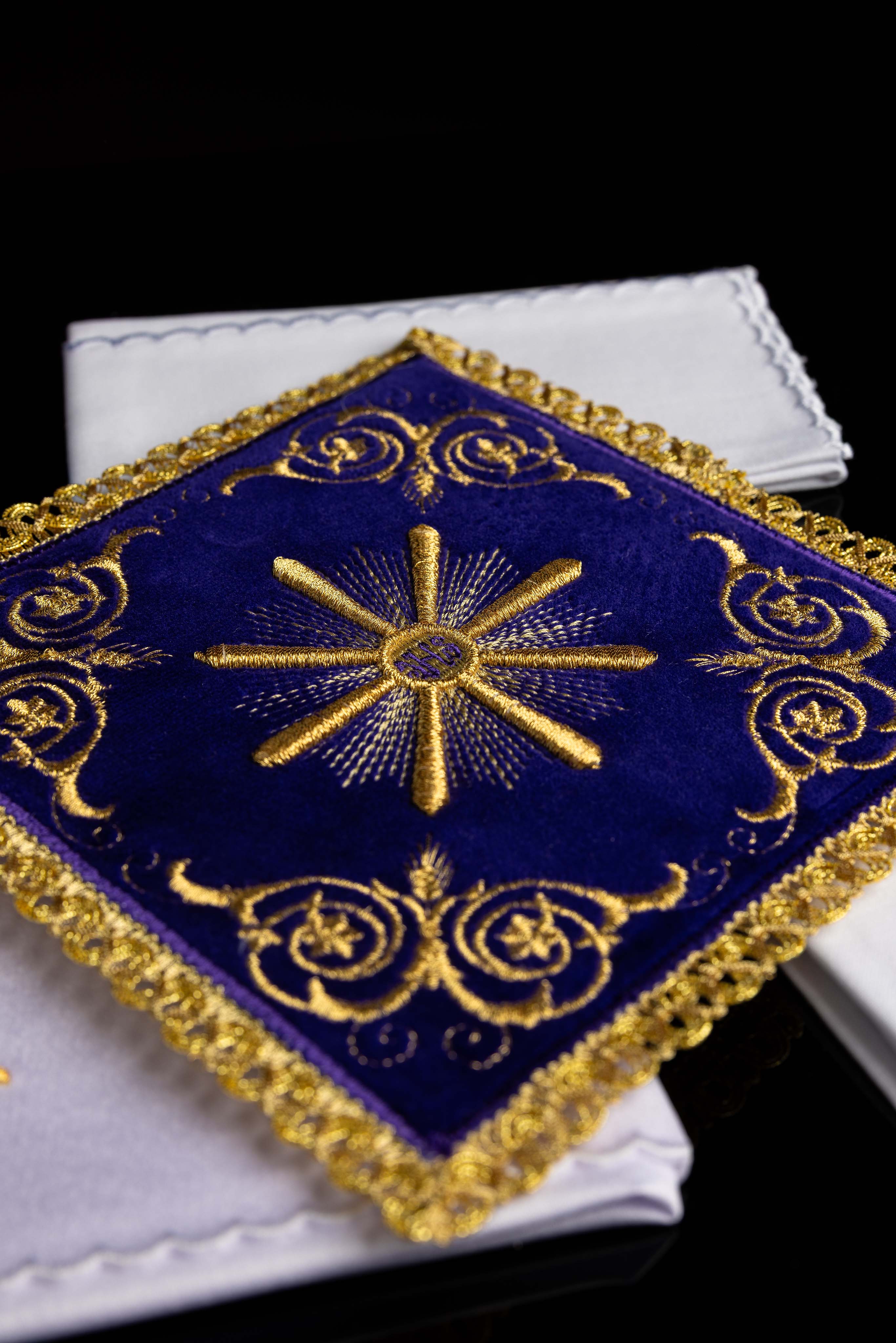 Servicio de altar bordado en terciopelo morado