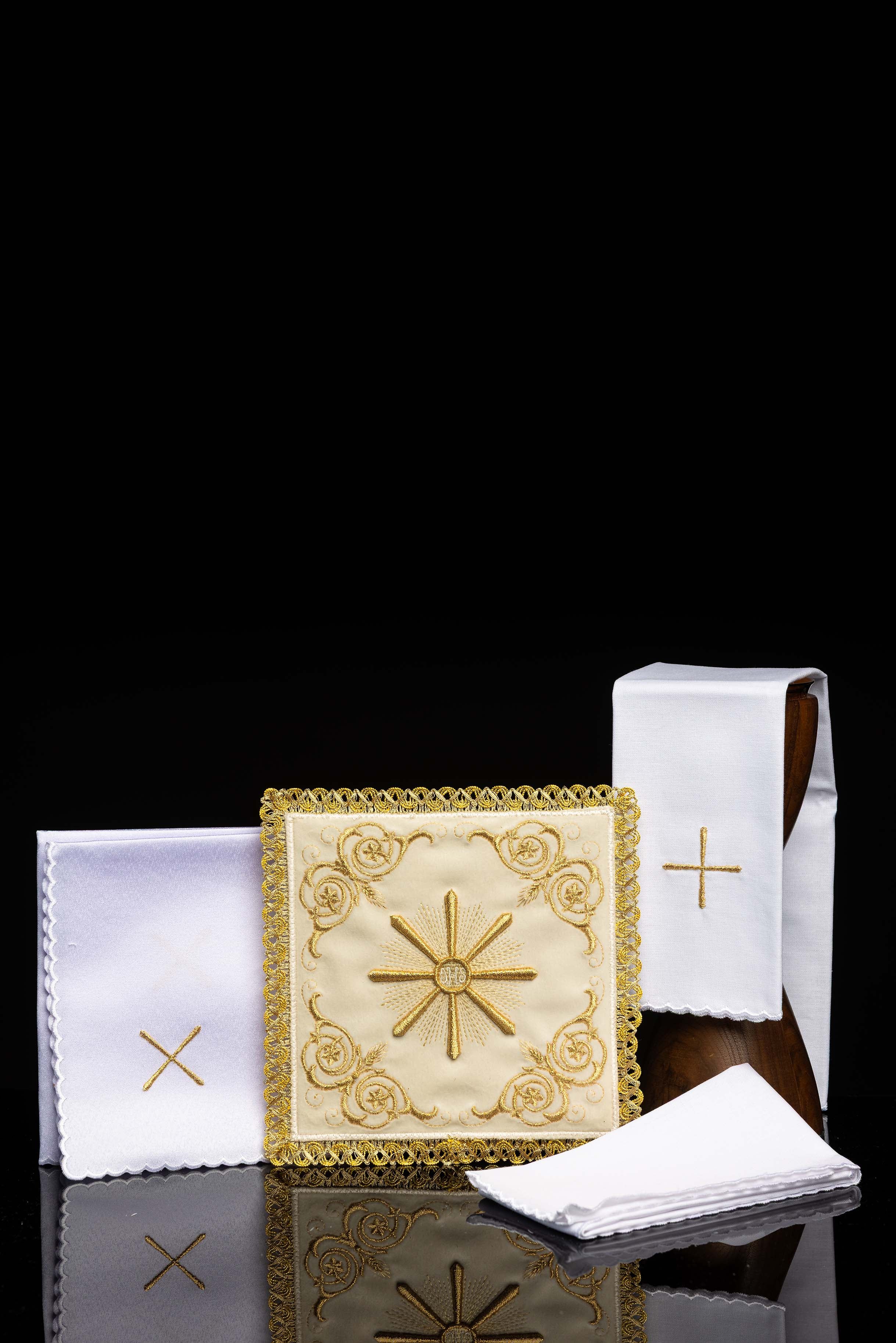 Servicio de altar bordado en terciopelo color ecru
